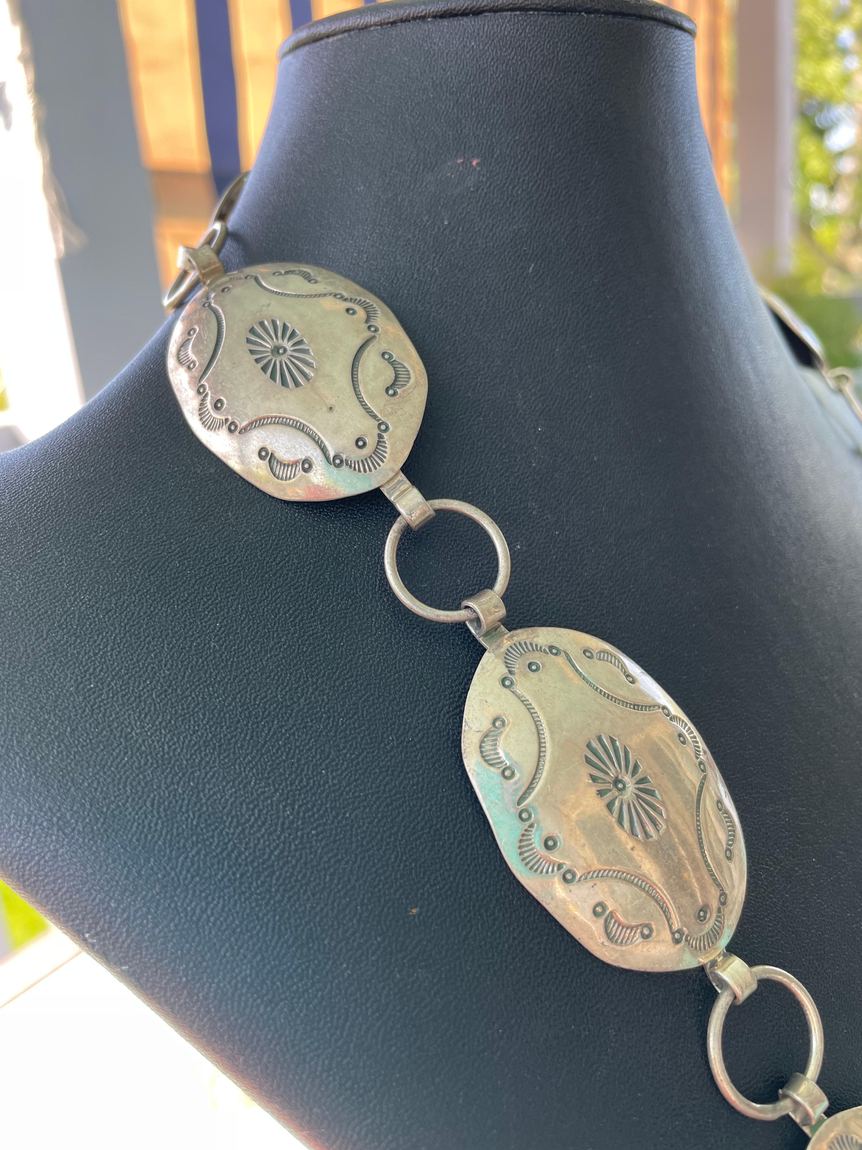 Nativo americano LB offre una collana concha d'argento Navajo vintage. in vendita