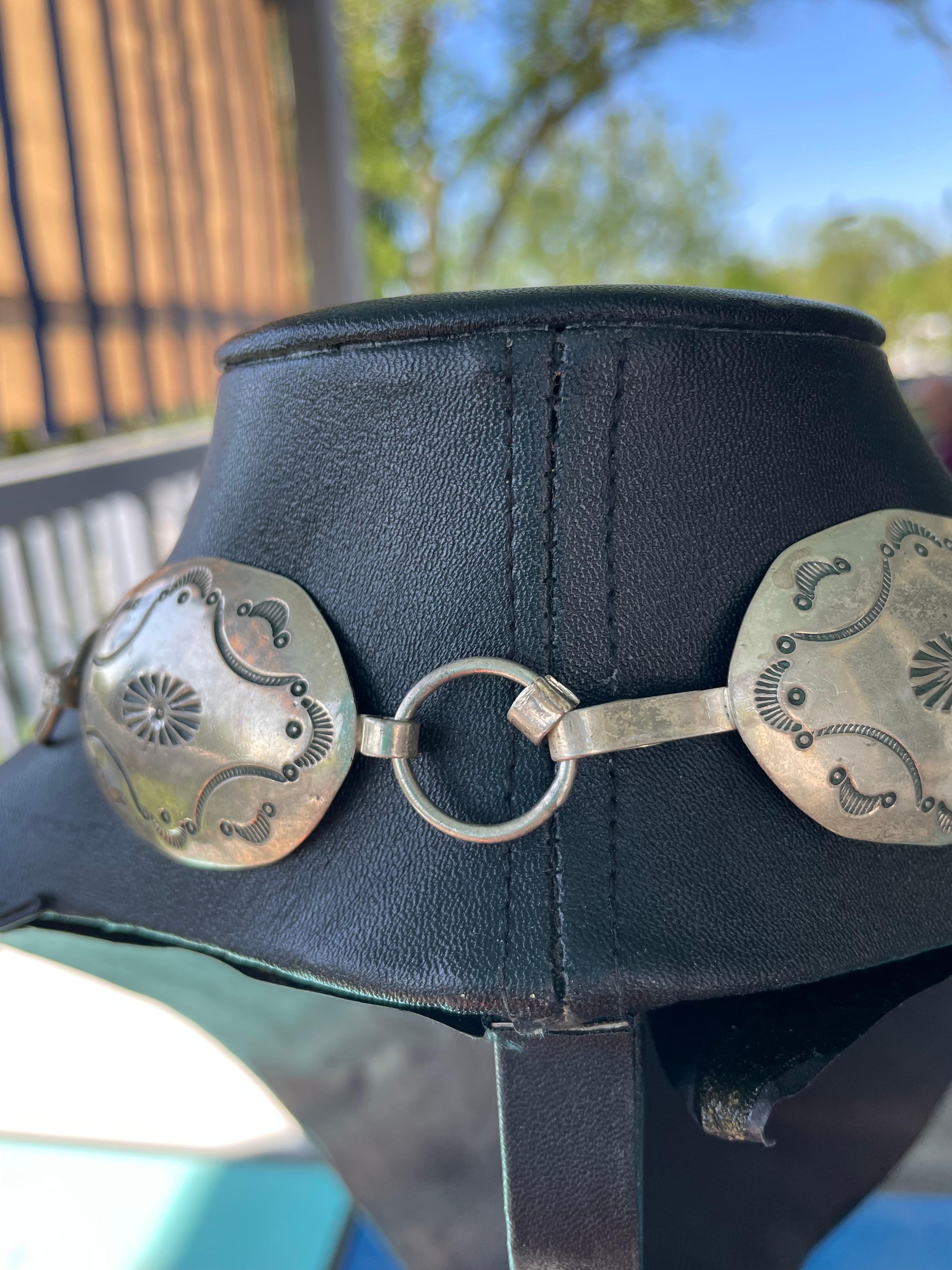 LB offre una collana concha d'argento Navajo vintage. In condizioni buone in vendita a Pittsburgh, PA