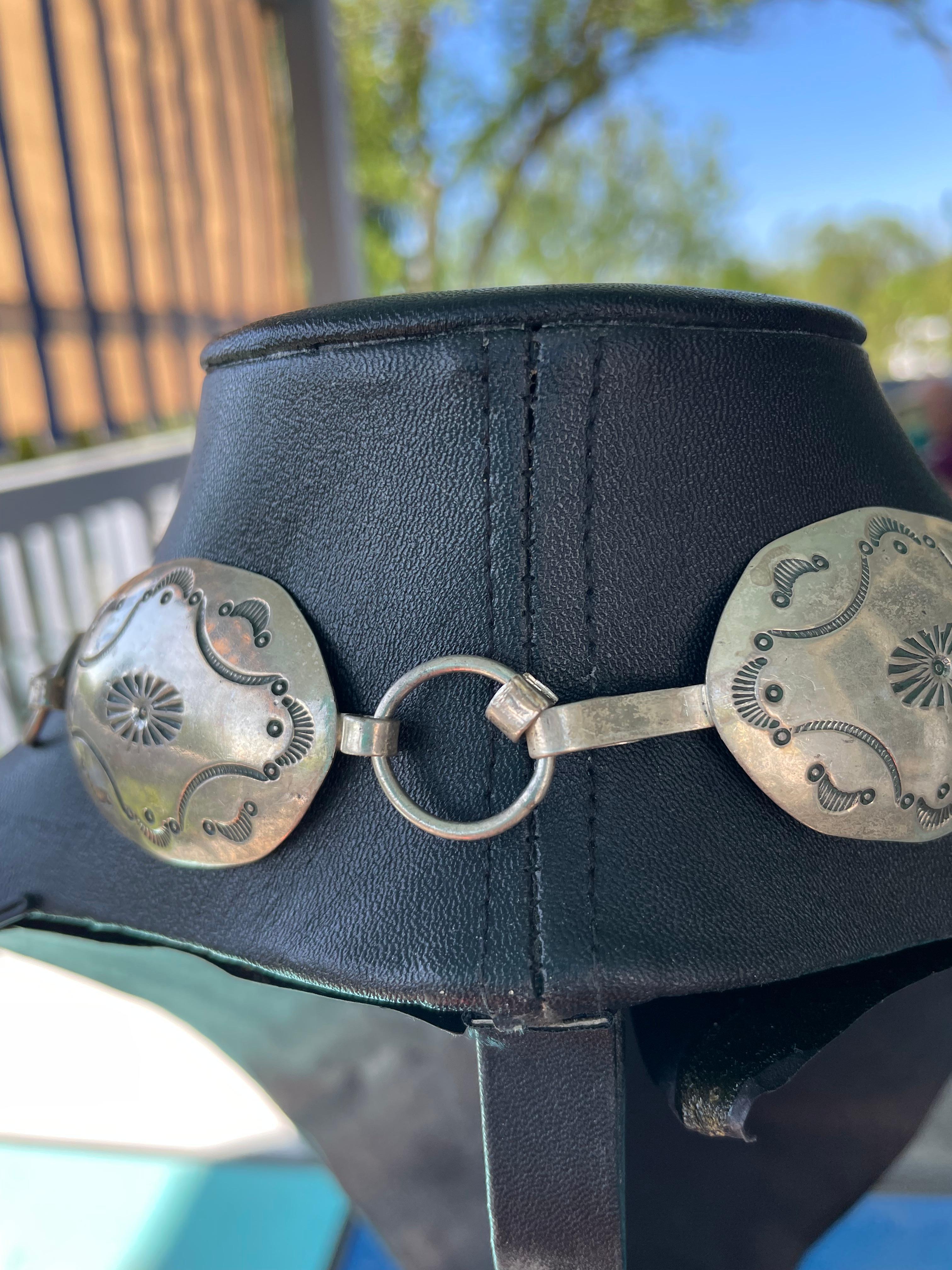 da uomo o donna LB offre una collana concha d'argento Navajo vintage. in vendita