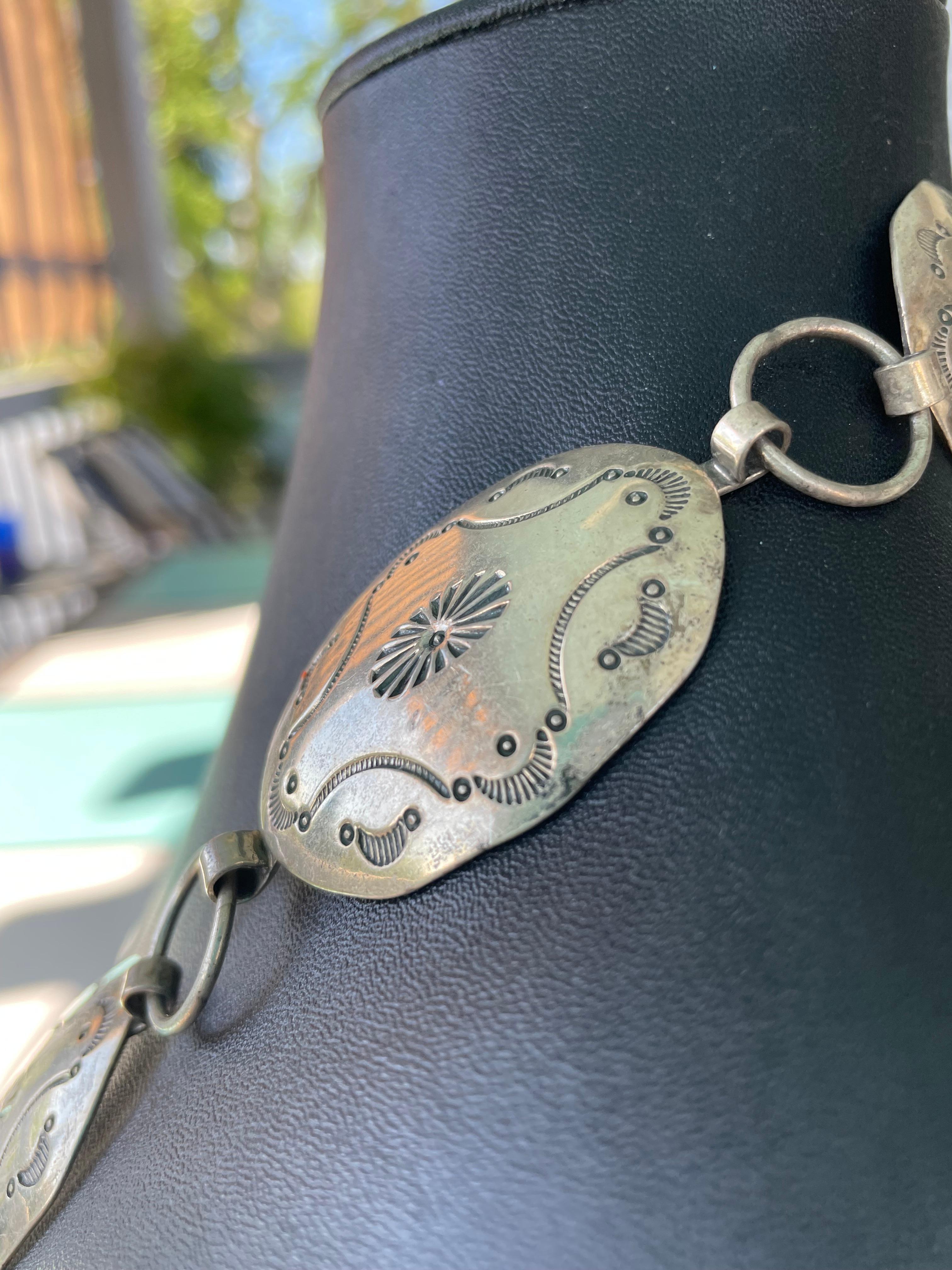 LB offre una collana concha d'argento Navajo vintage. in vendita 1