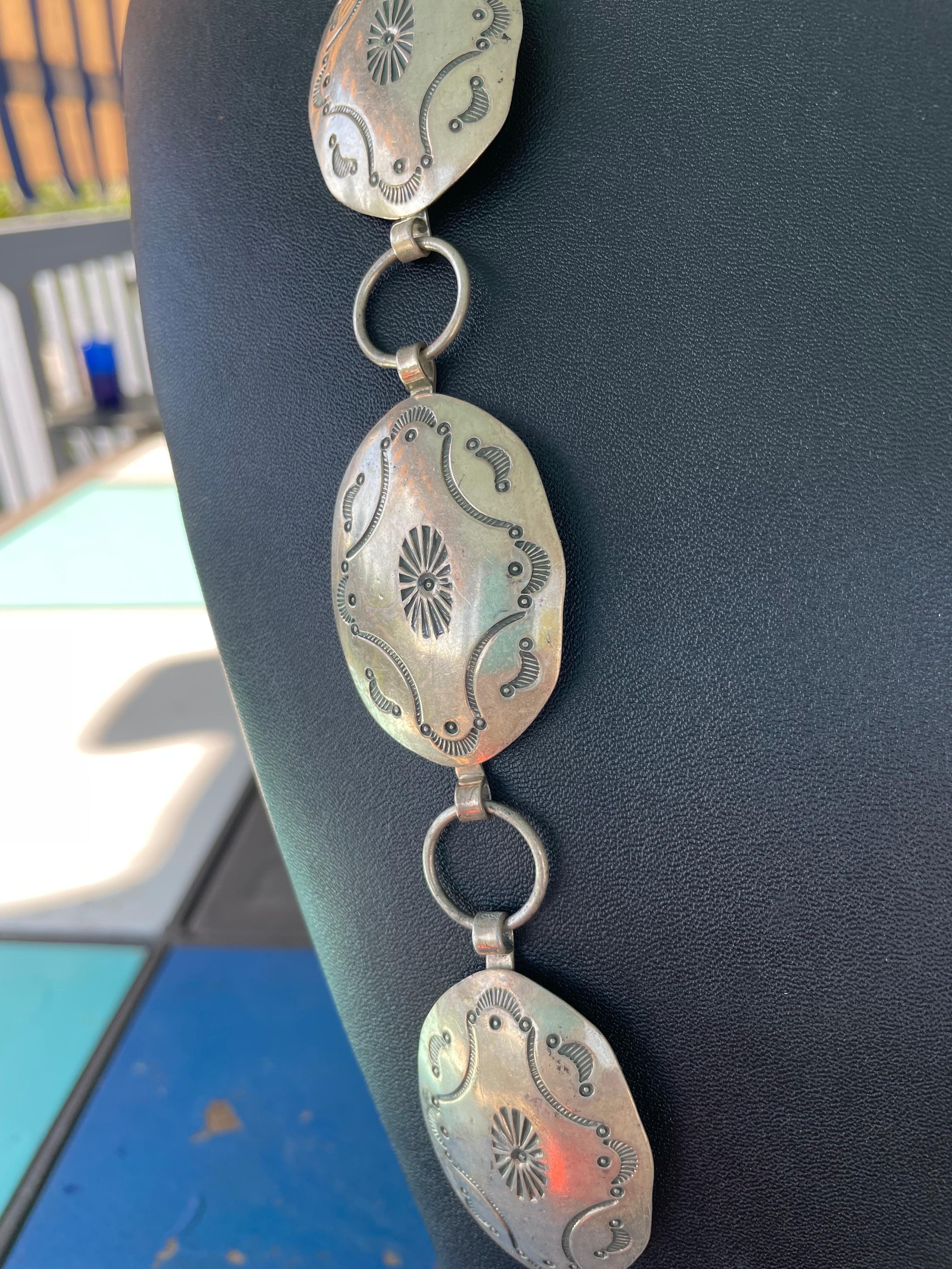 LB offre una collana concha d'argento Navajo vintage. in vendita 2