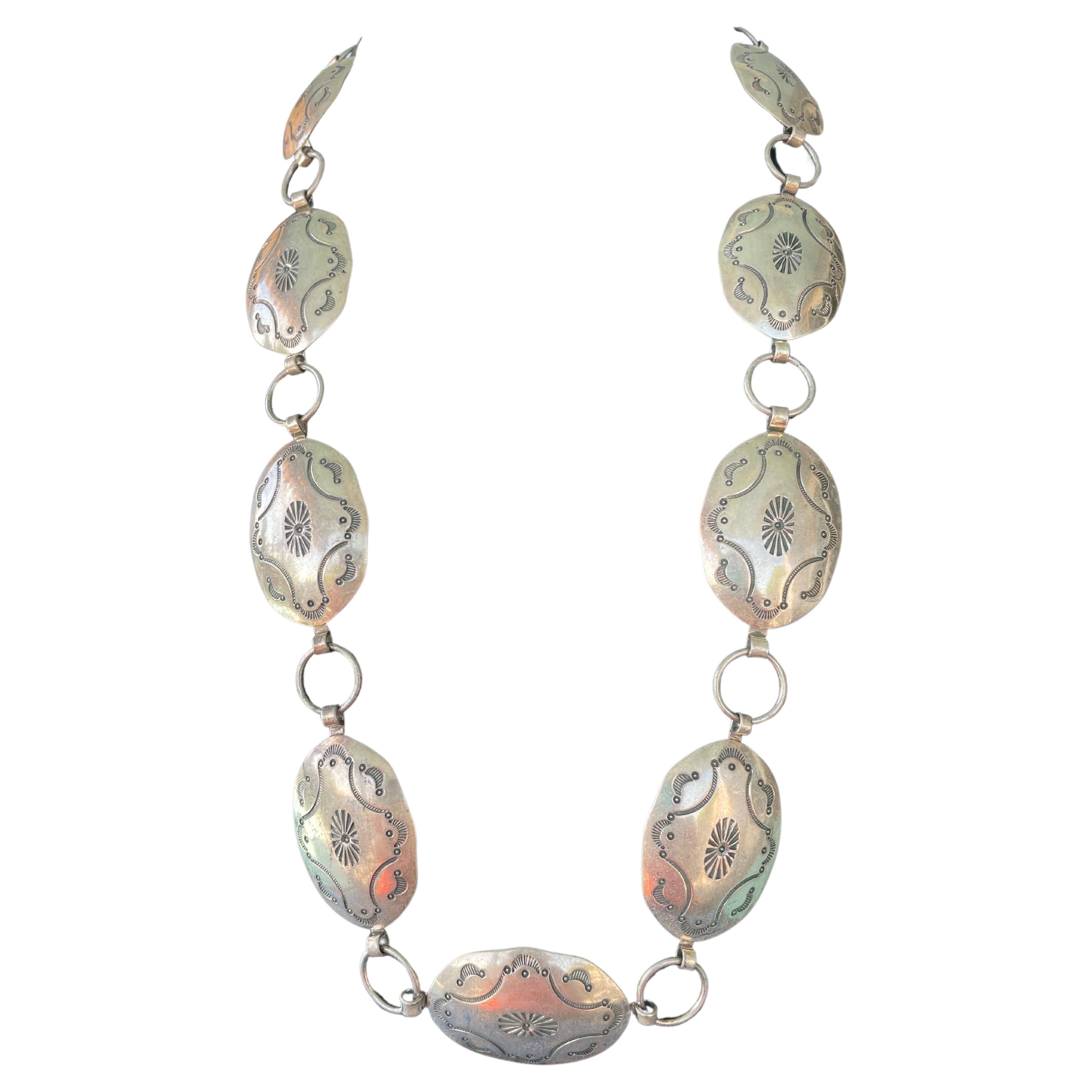 LB offre una collana concha d'argento Navajo vintage. in vendita