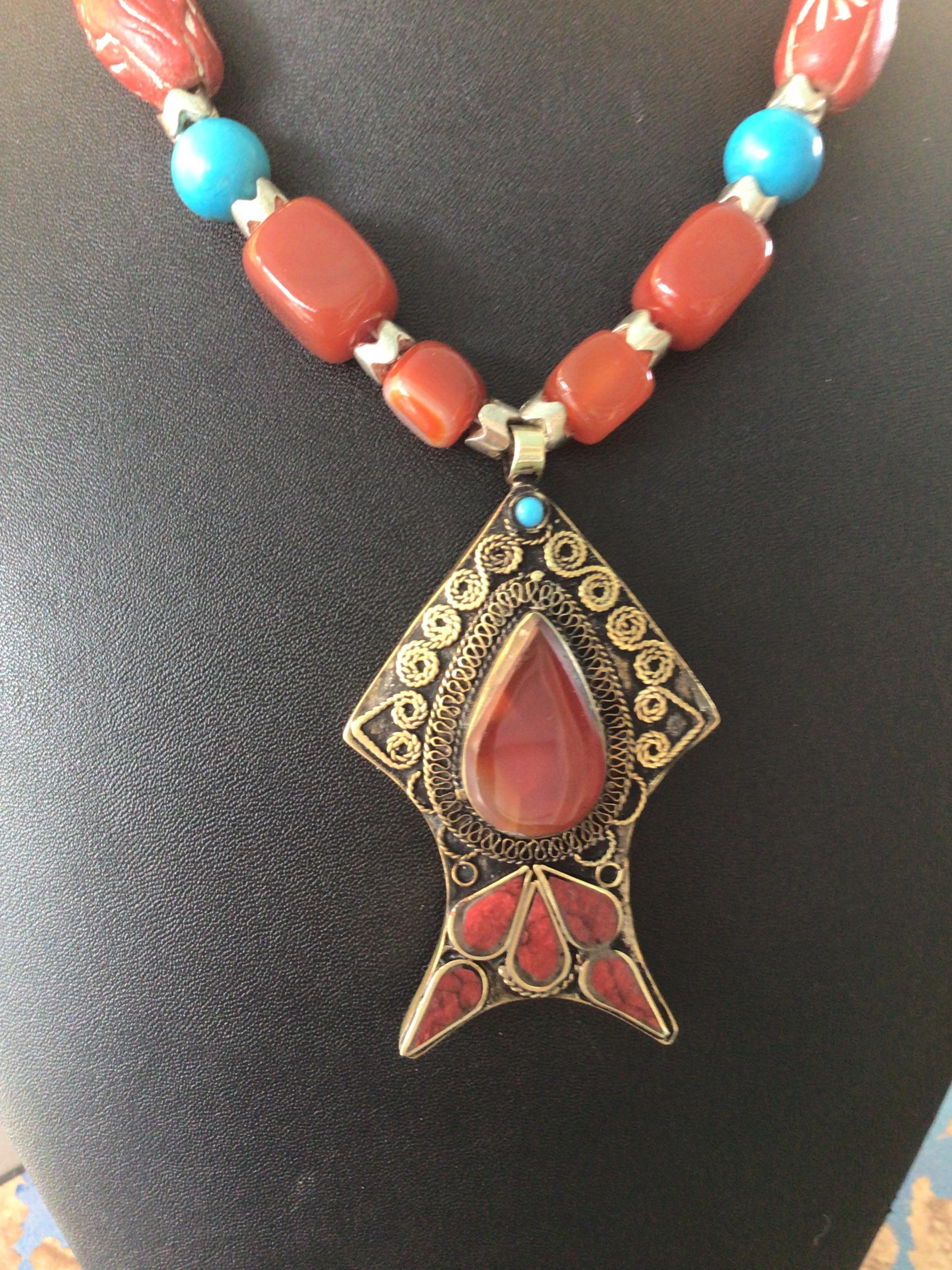 Lorraine's Bijoux bietet eine handgefertigte Anhänger-Halskette aus afghanischem Karneol, Glas, Türkis und Messing an. Die Perlenkette besteht aus Karneolperlen in verschiedenen Konfigurationen. Rechtecke, Fässer und antike, kürbisförmige,