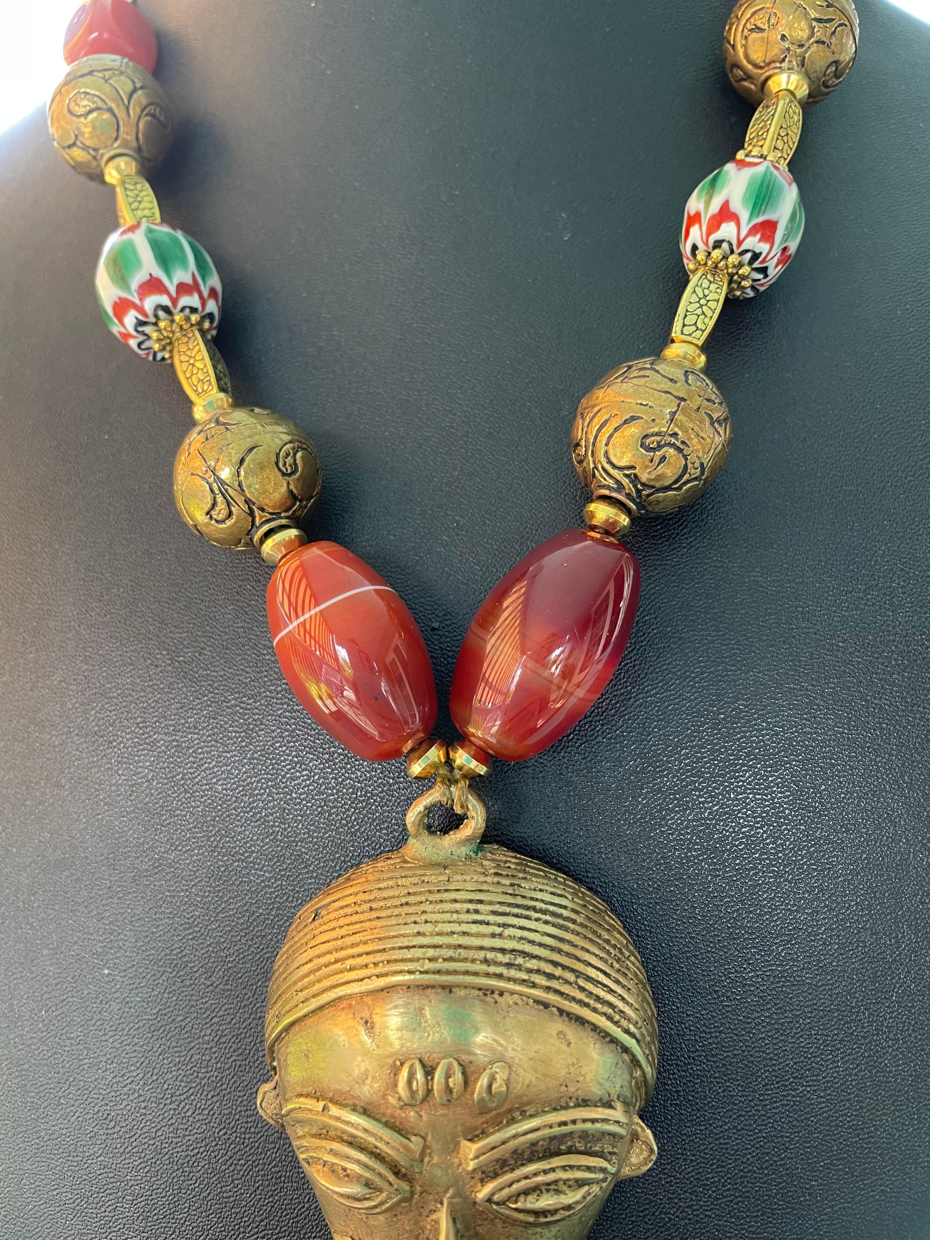 LB bietet afrikanische Messingmaske aus Karneol und tibetischem Messing, Vintage venezianische Vintage-Halskette (Kunsthandwerker*in) im Angebot