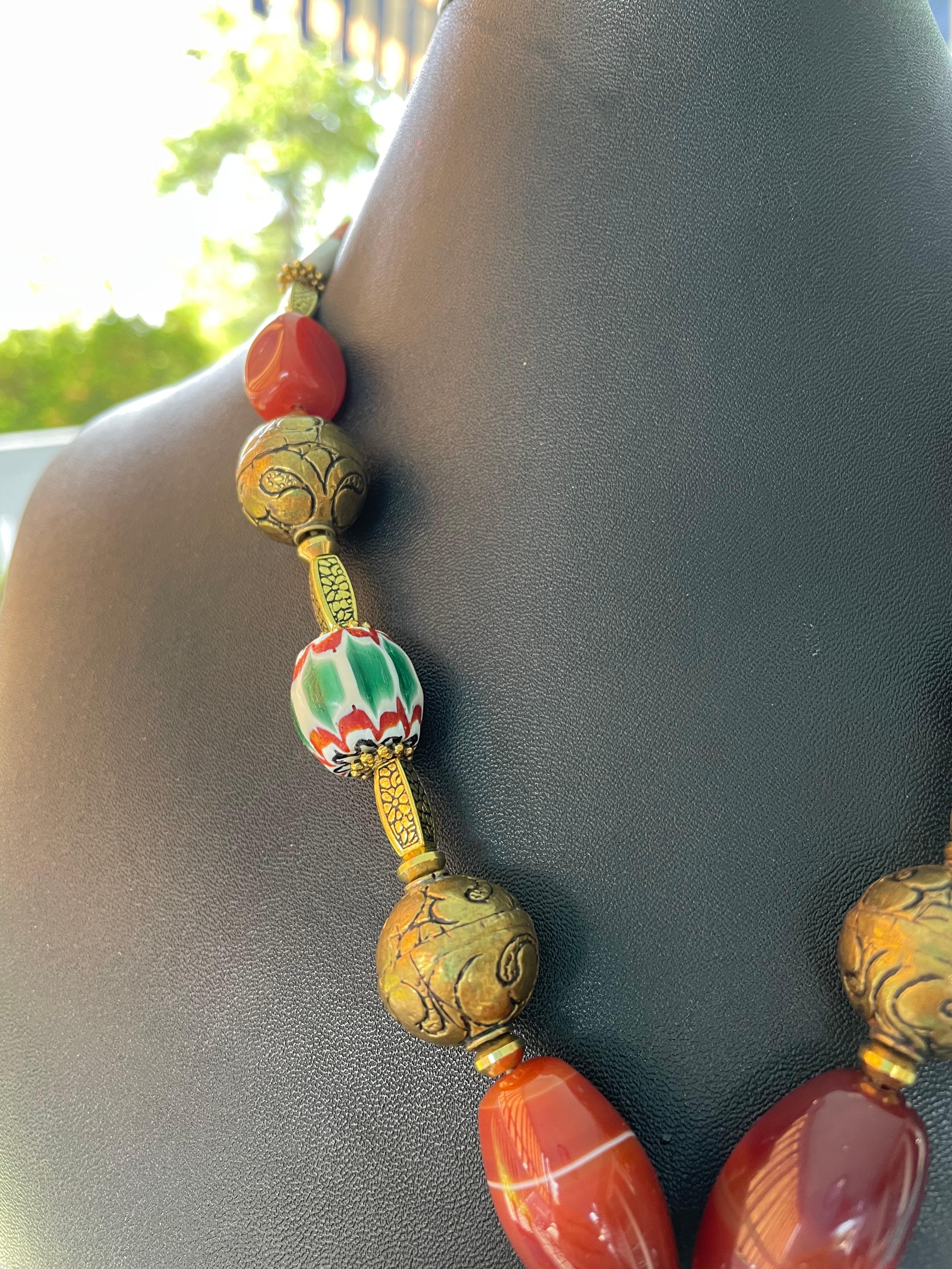 LB bietet afrikanische Messingmaske aus Karneol und tibetischem Messing, Vintage venezianische Vintage-Halskette für Damen oder Herren im Angebot