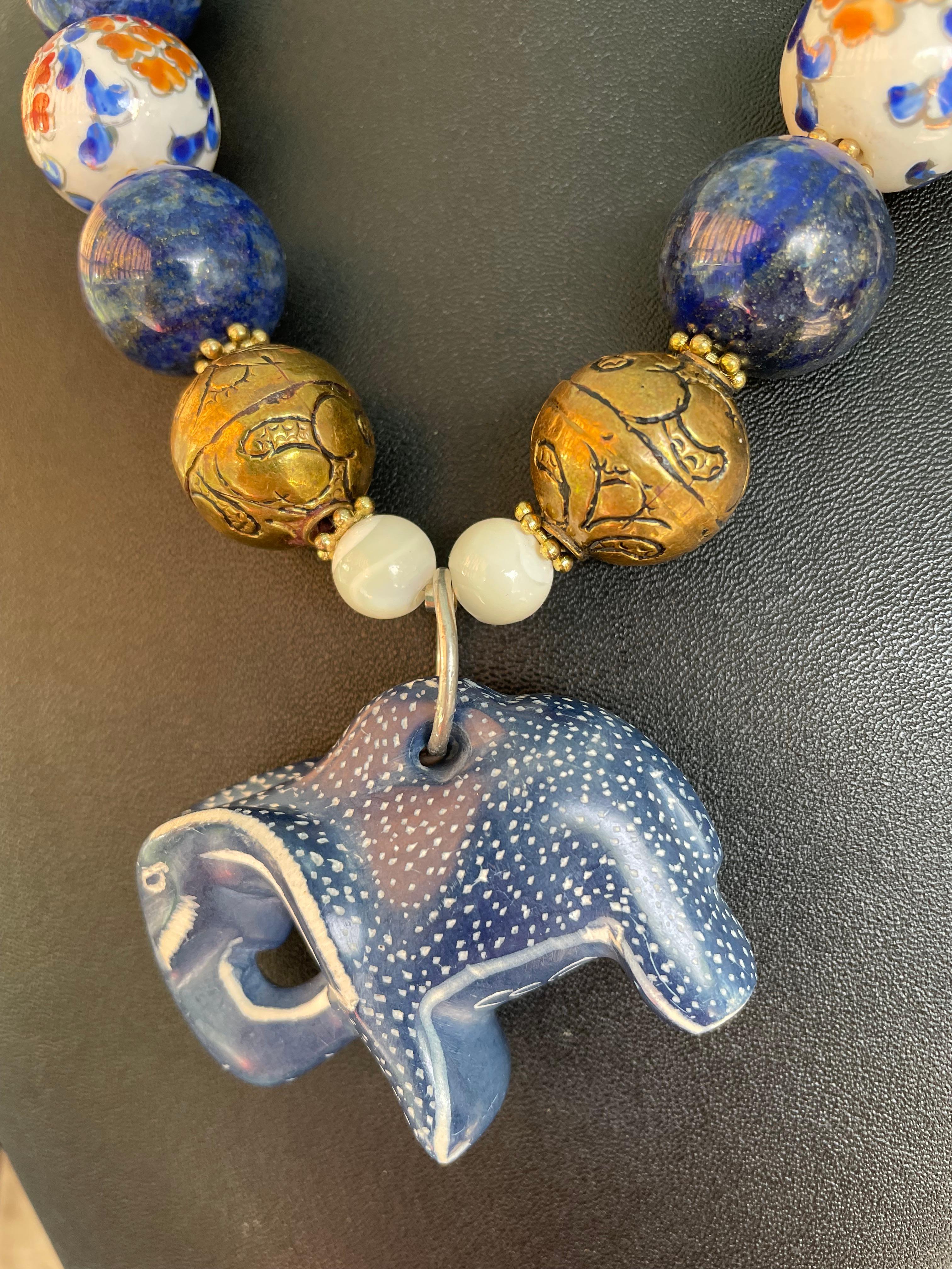Lorraine's Bijoux tiene en oferta una piedra tallada 
Colgante de elefante africano de Botsuana. La adición de las cuentas vintage de nácar, turquesa gruesa, lapislázuli grande 
Las cuentas redondas, las cuentas de porcelana Imari japonesas vintage,
