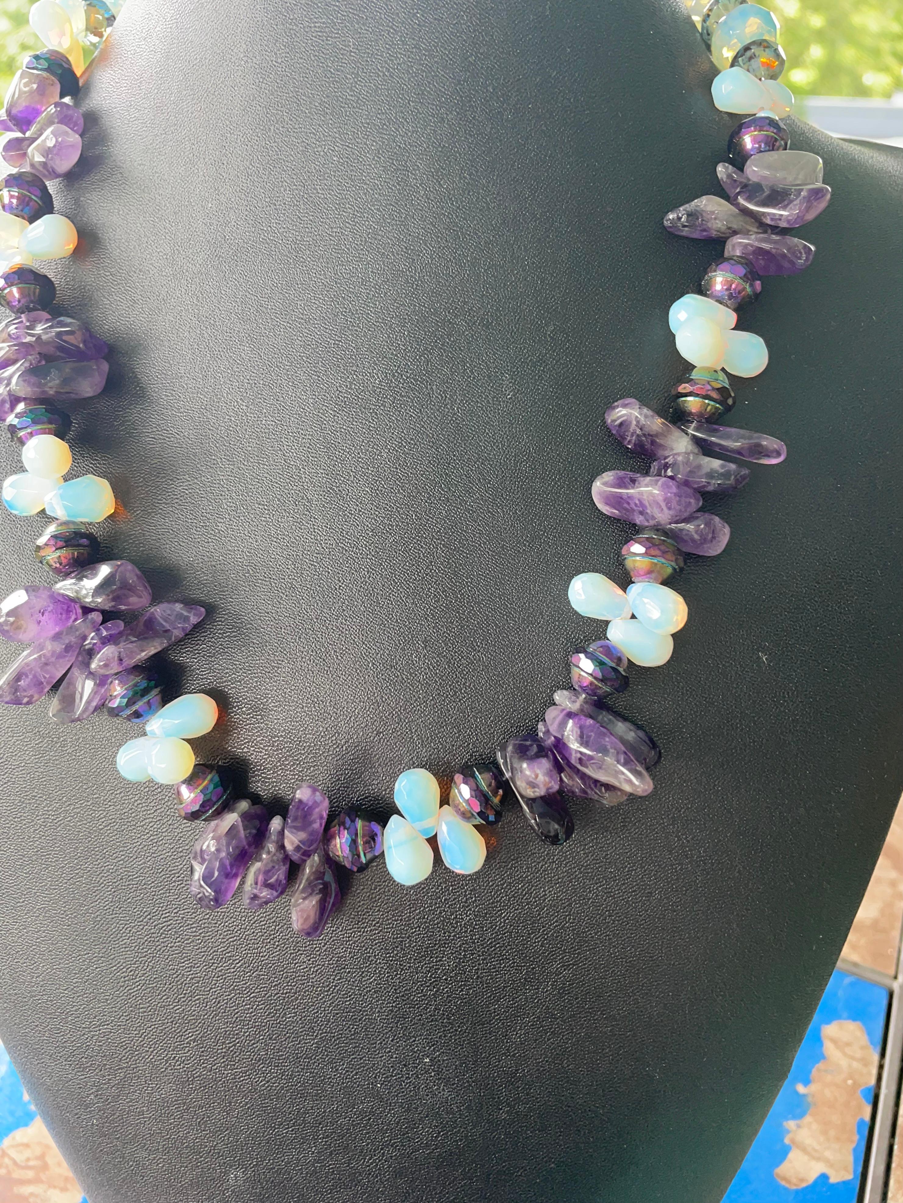 Lorraine's Bijoux bietet eine einzigartige Kette aus natürlichen Amethysten, weißen Opalglas-Tränen und lilafarbenen Vintage-Kristallperlen aus tschechischem Glas an einem einzigen Strang. Die verschiedenen Texturen und Formen machen ihn zu einem