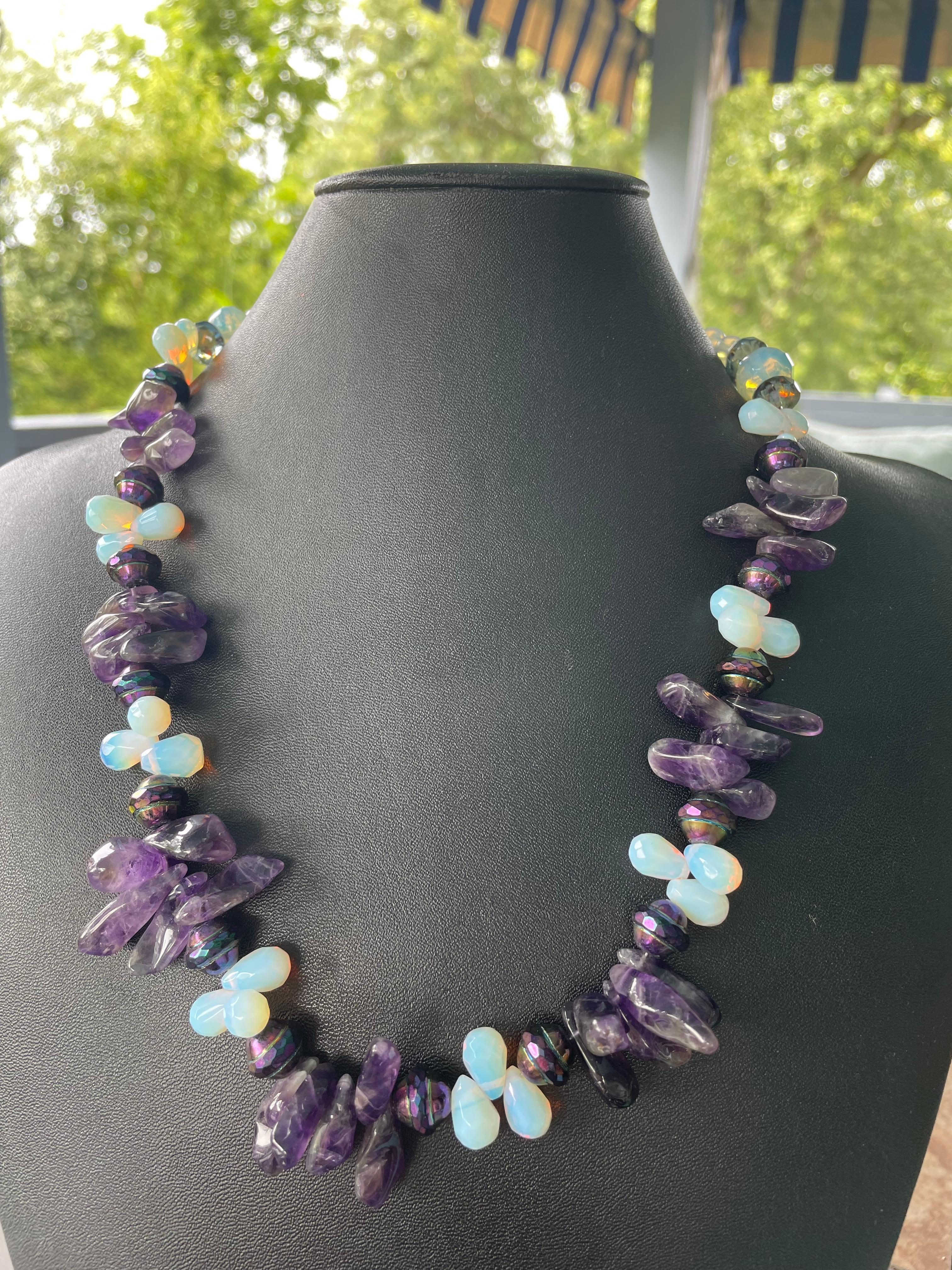 LB bietet Amethyst Speere Opalglas Teardrops Tschechisches Glas Halskette (Kunsthandwerker*in) im Angebot
