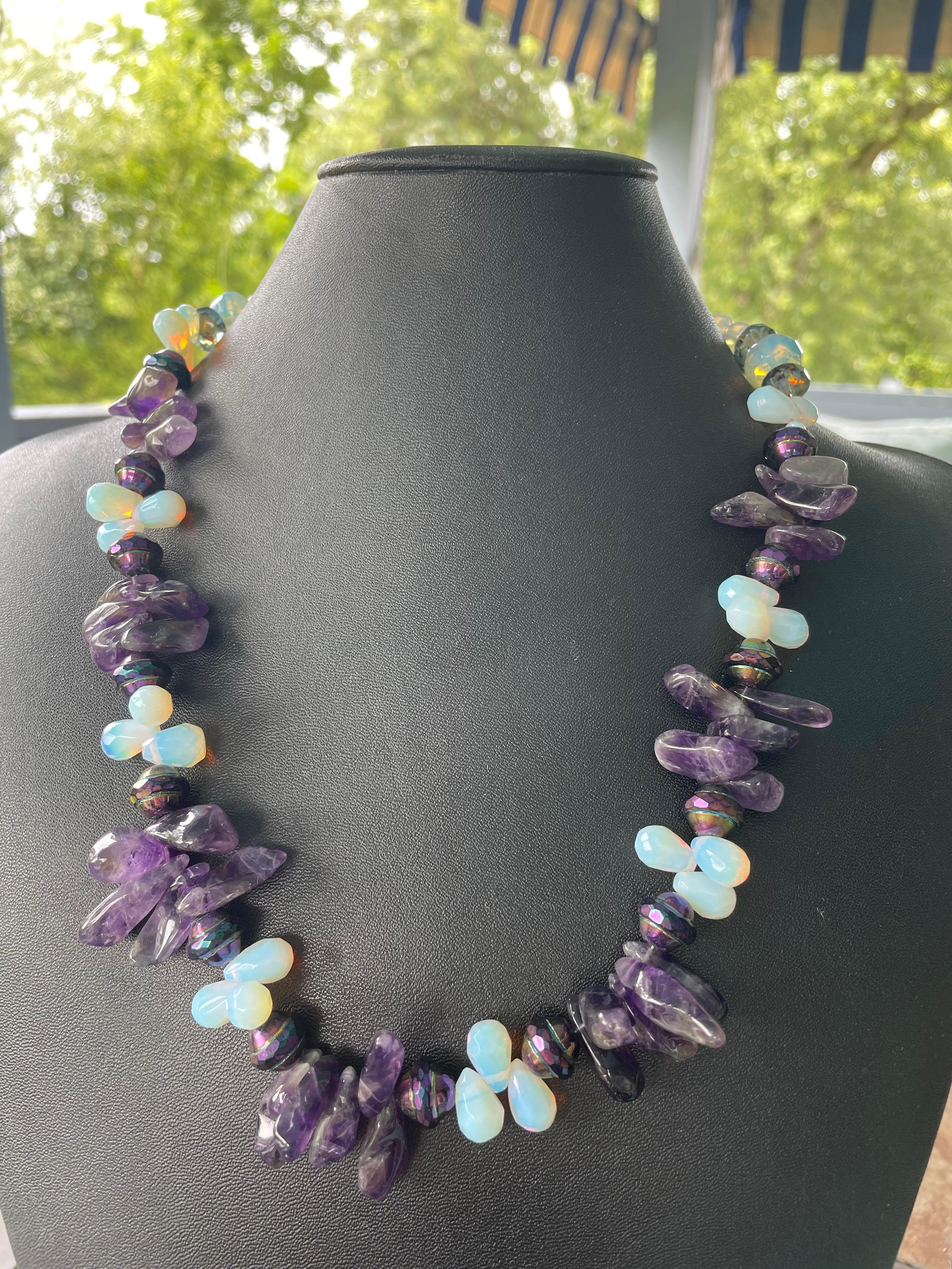 LB bietet Amethyst Speere Opalglas Teardrops Tschechisches Glas Halskette (Perle) im Angebot