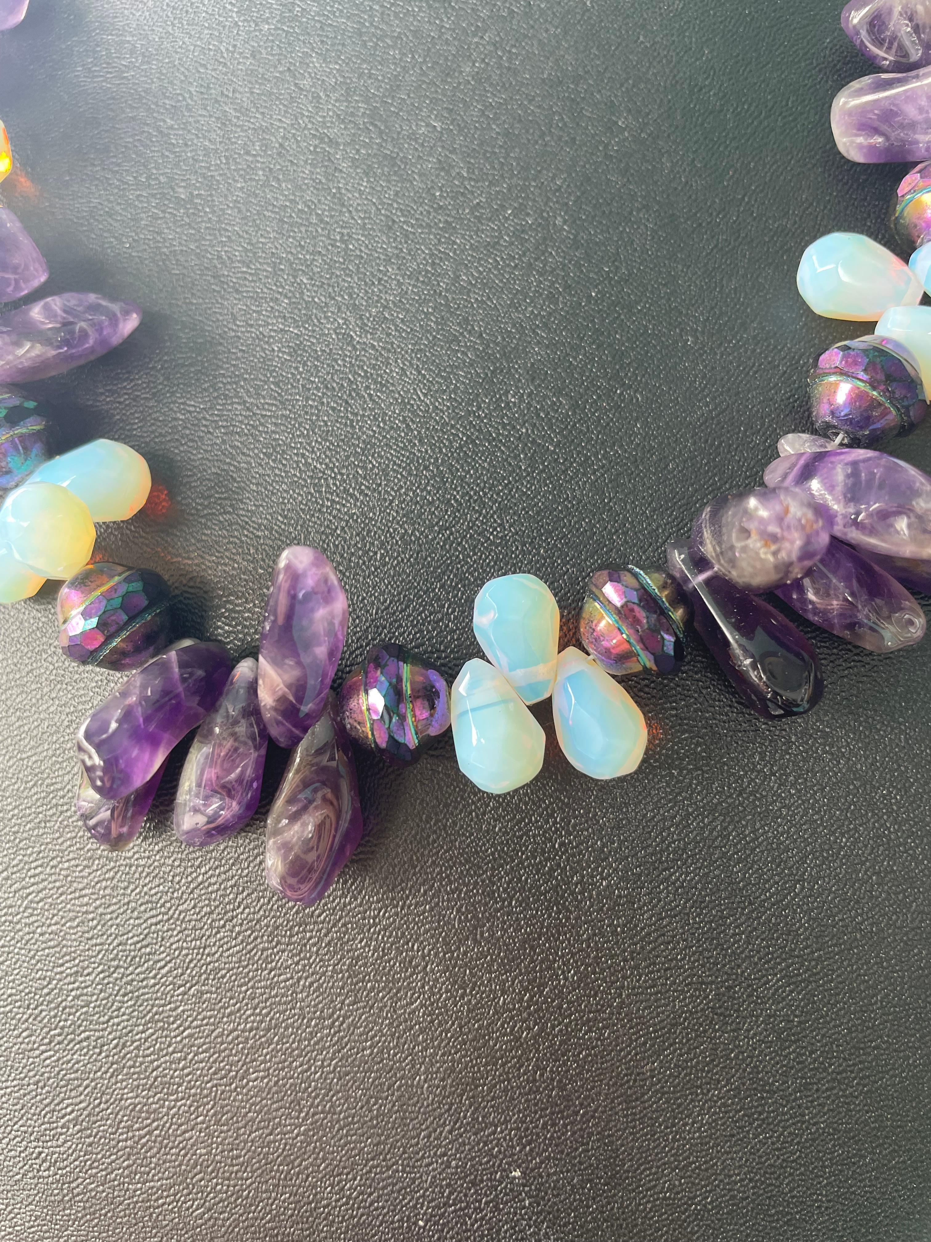 LB bietet Amethyst Speere Opalglas Teardrops Tschechisches Glas Halskette im Zustand „Neu“ im Angebot in Pittsburgh, PA