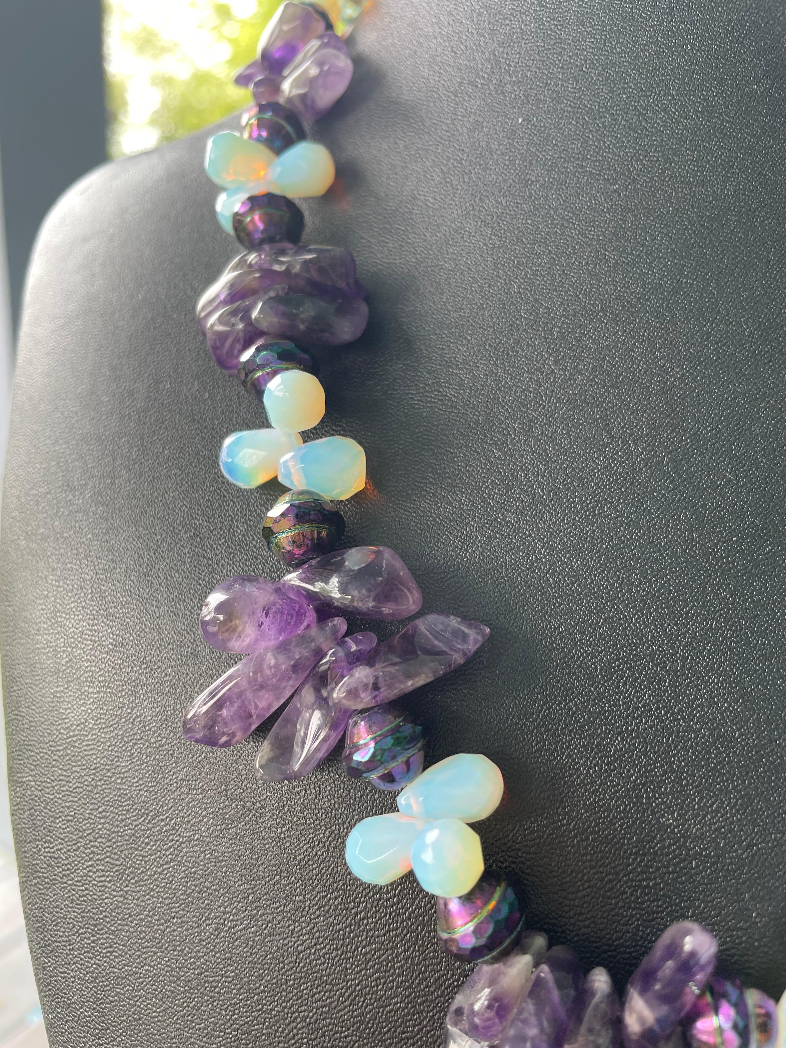 LB bietet Amethyst Speere Opalglas Teardrops Tschechisches Glas Halskette für Damen oder Herren im Angebot