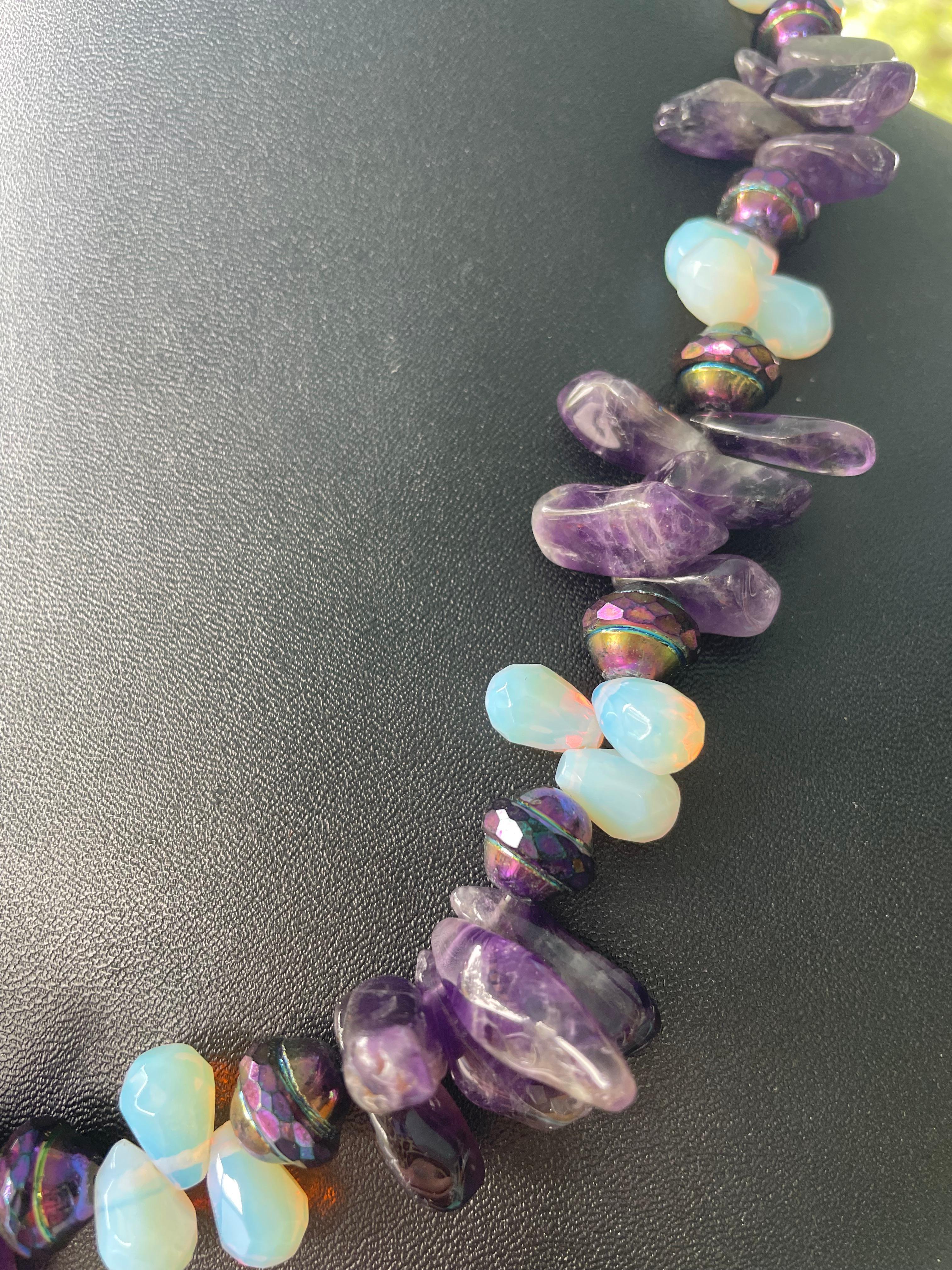 LB bietet Amethyst Speere Opalglas Teardrops Tschechisches Glas Halskette im Angebot 1