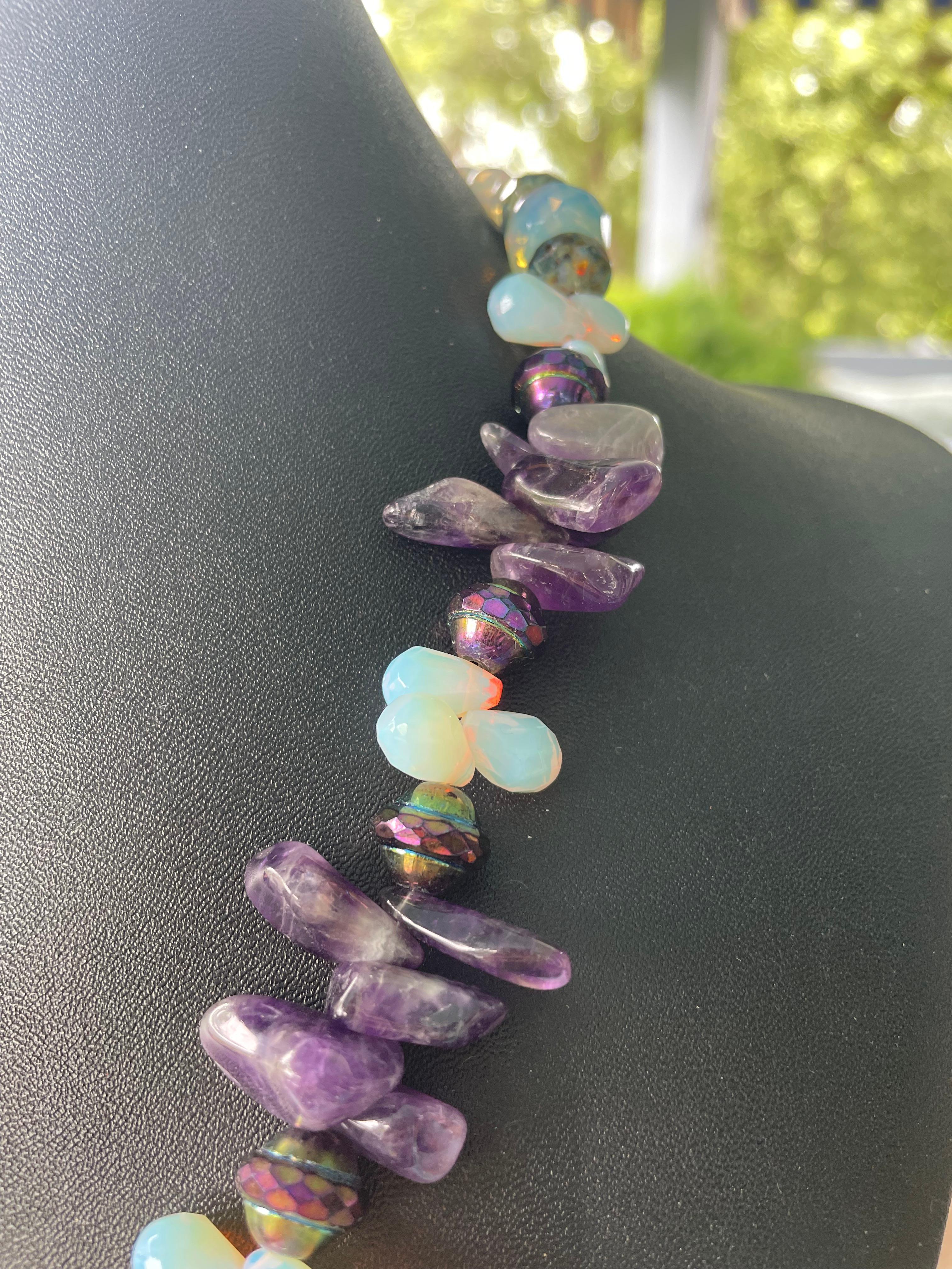 LB bietet Amethyst Speere Opalglas Teardrops Tschechisches Glas Halskette im Angebot 2