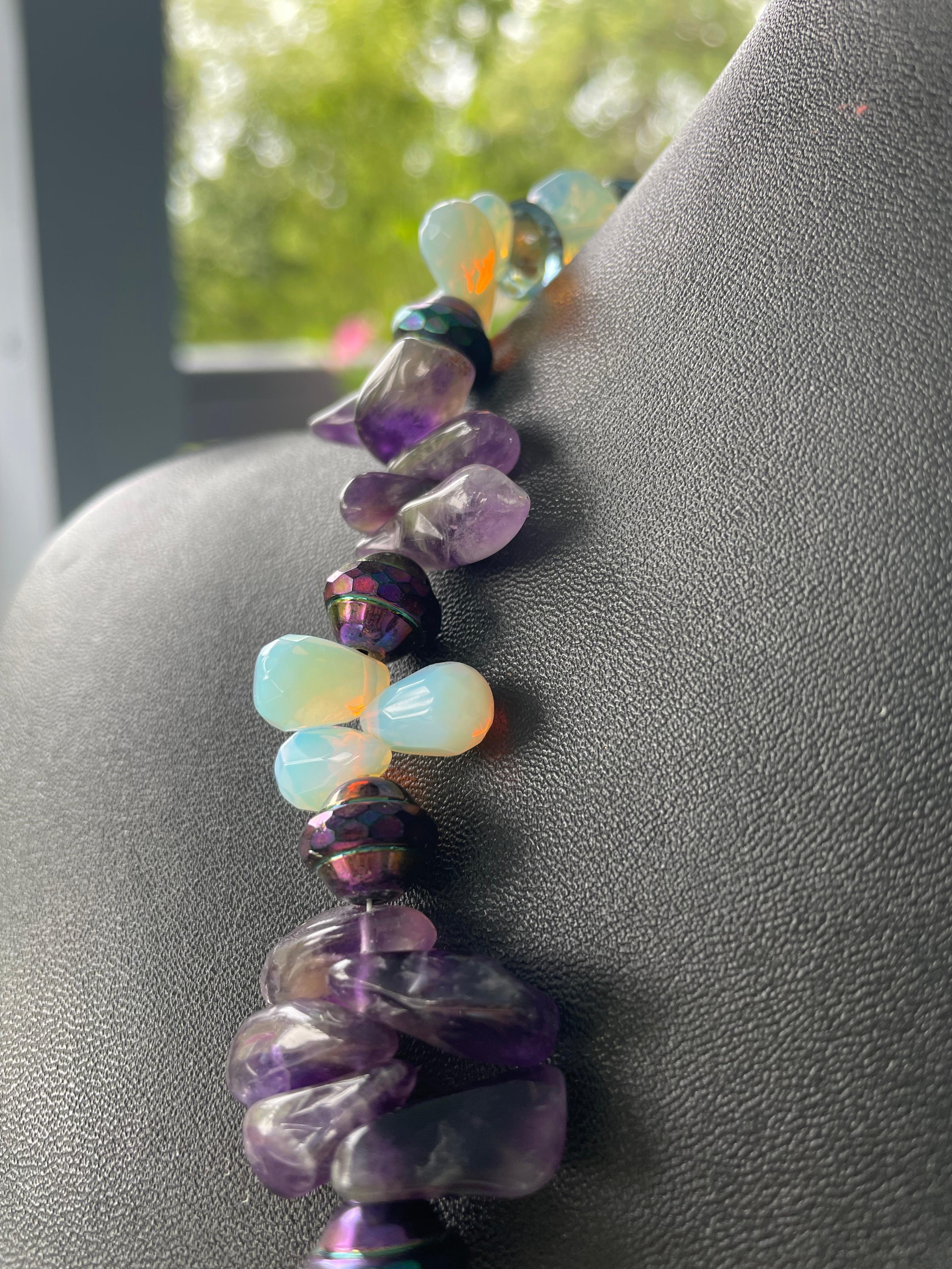 LB bietet Amethyst Speere Opalglas Teardrops Tschechisches Glas Halskette im Angebot 3