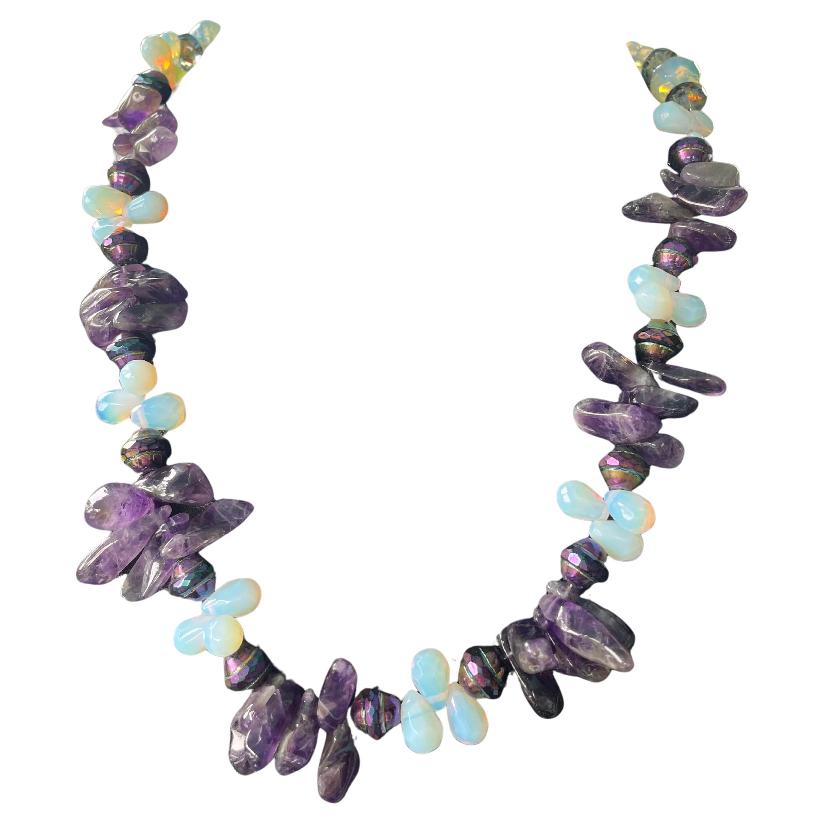 LB bietet Amethyst Speere Opalglas Teardrops Tschechisches Glas Halskette im Angebot