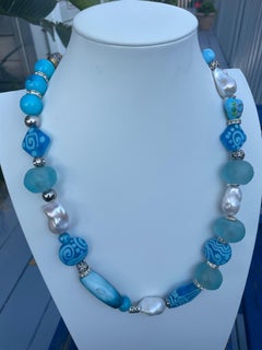 LB propose un collier unique (OOAK) en verre d'art « Blue on Blue Pearls » à base d'agate de verre