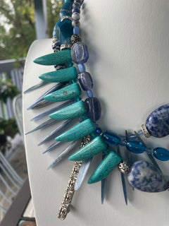 LB propose un collier unique (OOAK) en verre artistique, composé de sodalite bleue, de turquoise et d'agate