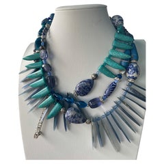 LB propose un collier unique (OOAK) en verre artistique, composé de sodalite bleue, de turquoise et d'agate