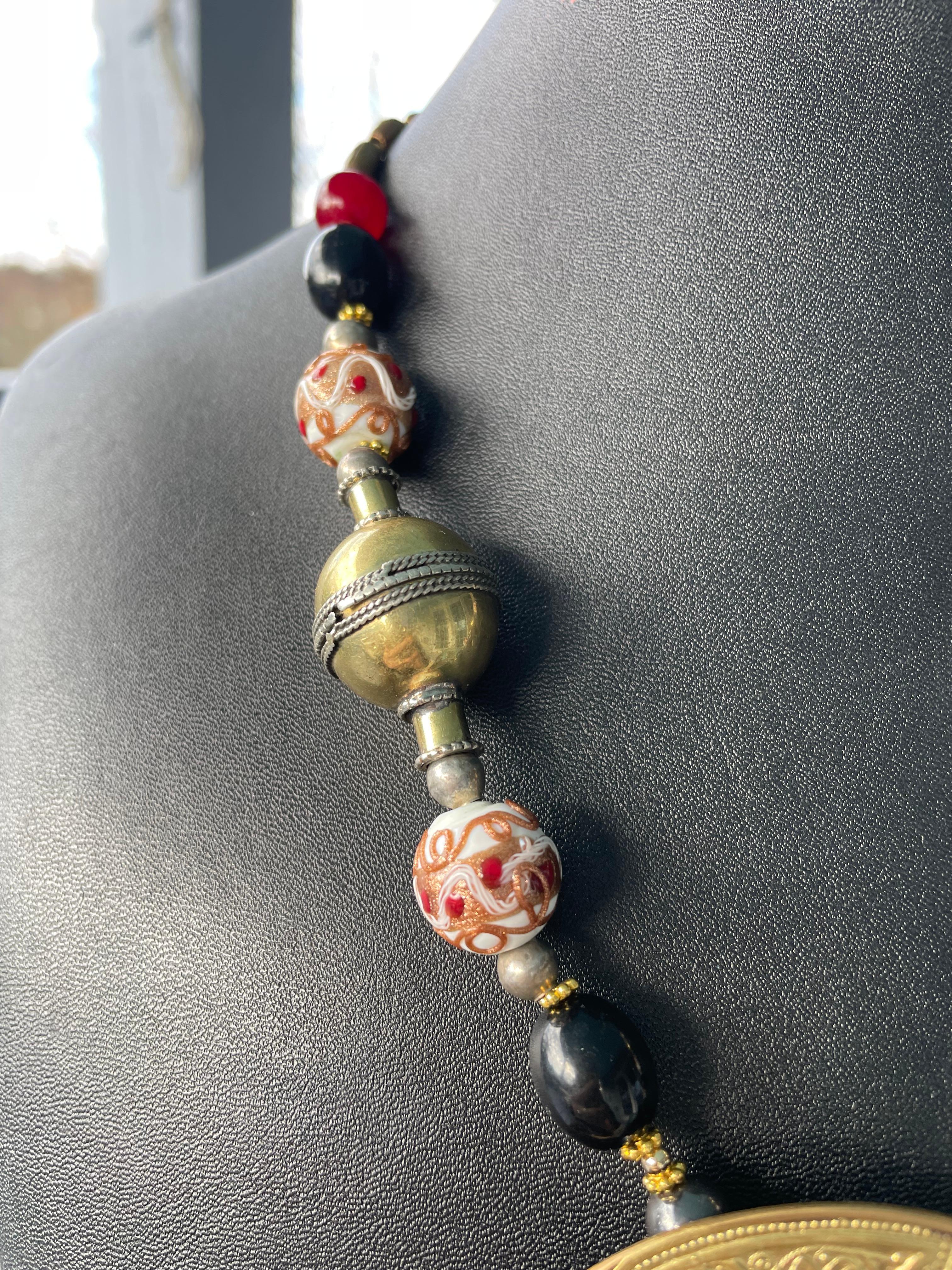 Perlina LB offre una collana in ottone con medaglione cesellato, leone tibetano, vetro veneziano e corniola in vendita