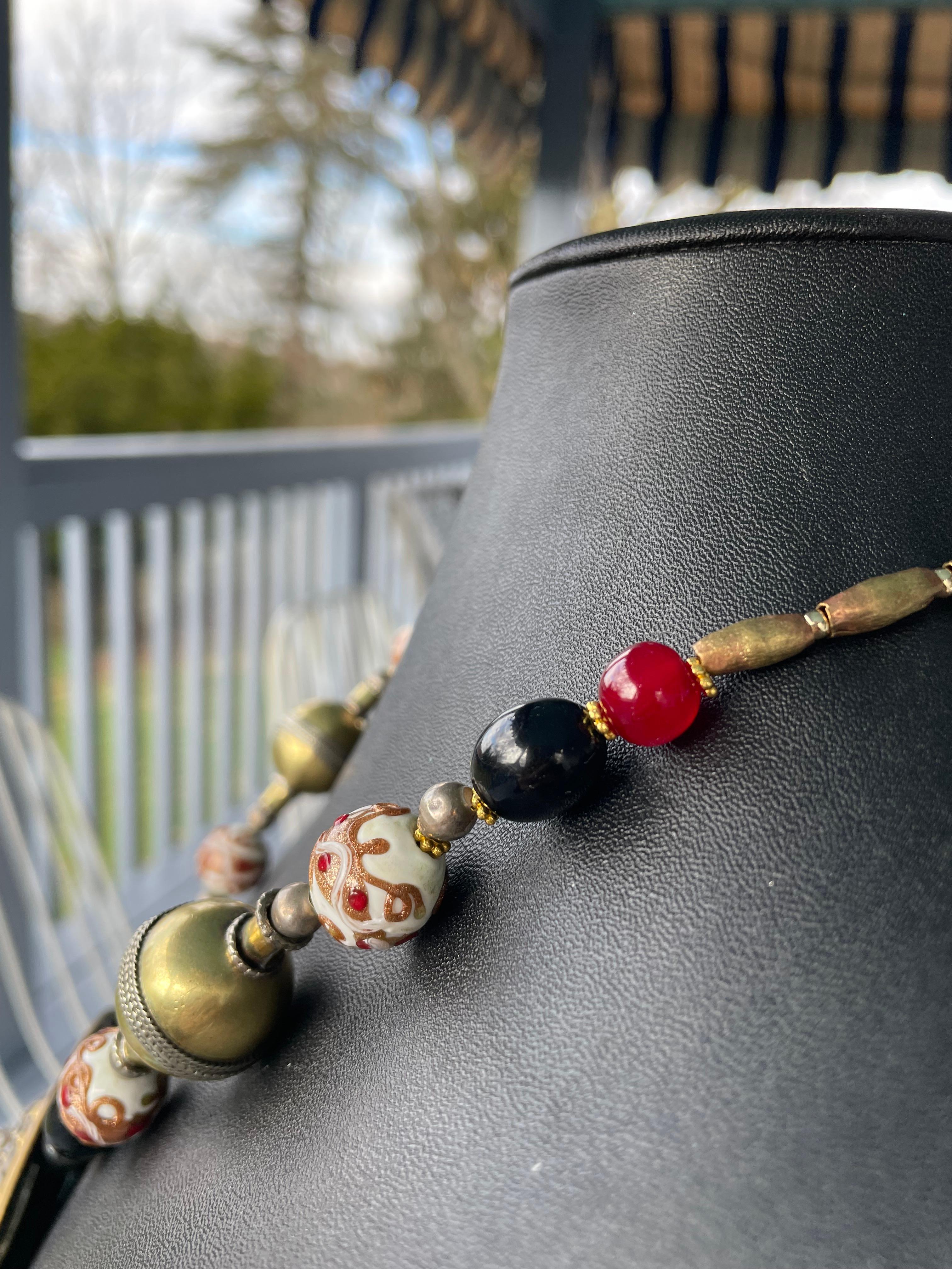 LB offre una collana in ottone con medaglione cesellato, leone tibetano, vetro veneziano e corniola In condizioni buone in vendita a Pittsburgh, PA