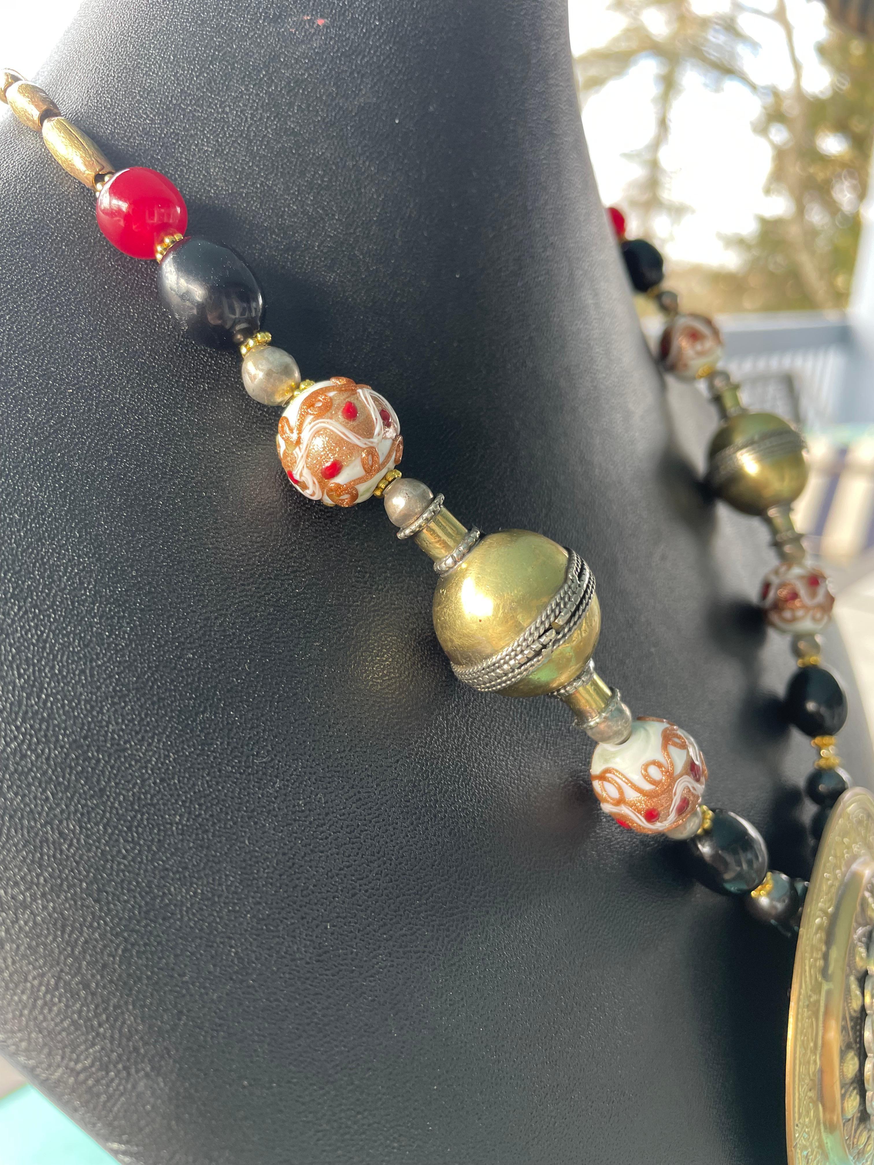 da uomo o donna LB offre una collana in ottone con medaglione cesellato, leone tibetano, vetro veneziano e corniola in vendita