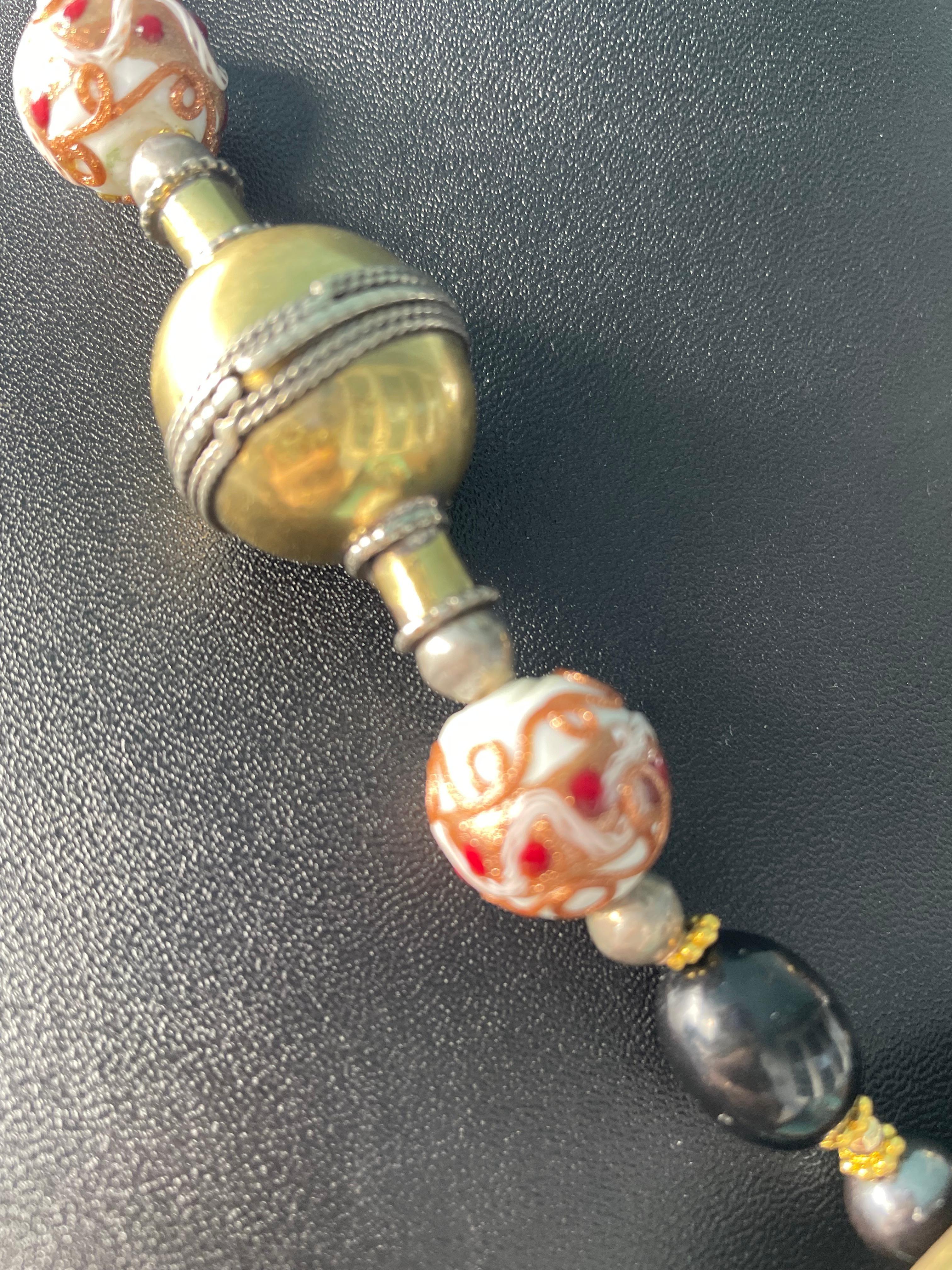 LB offre una collana in ottone con medaglione cesellato, leone tibetano, vetro veneziano e corniola in vendita 1