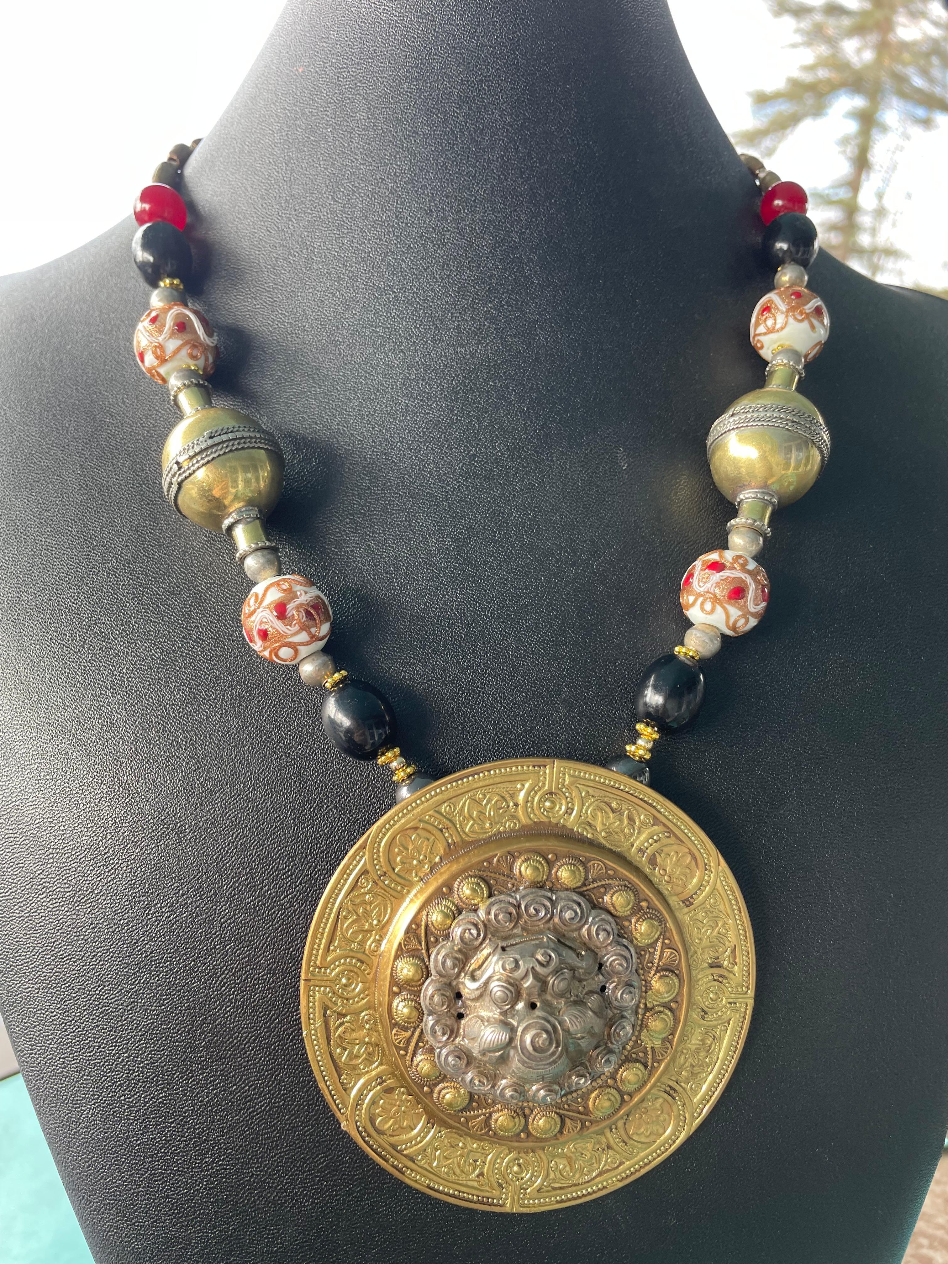 LB offre una collana in ottone con medaglione cesellato, leone tibetano, vetro veneziano e corniola in vendita 2