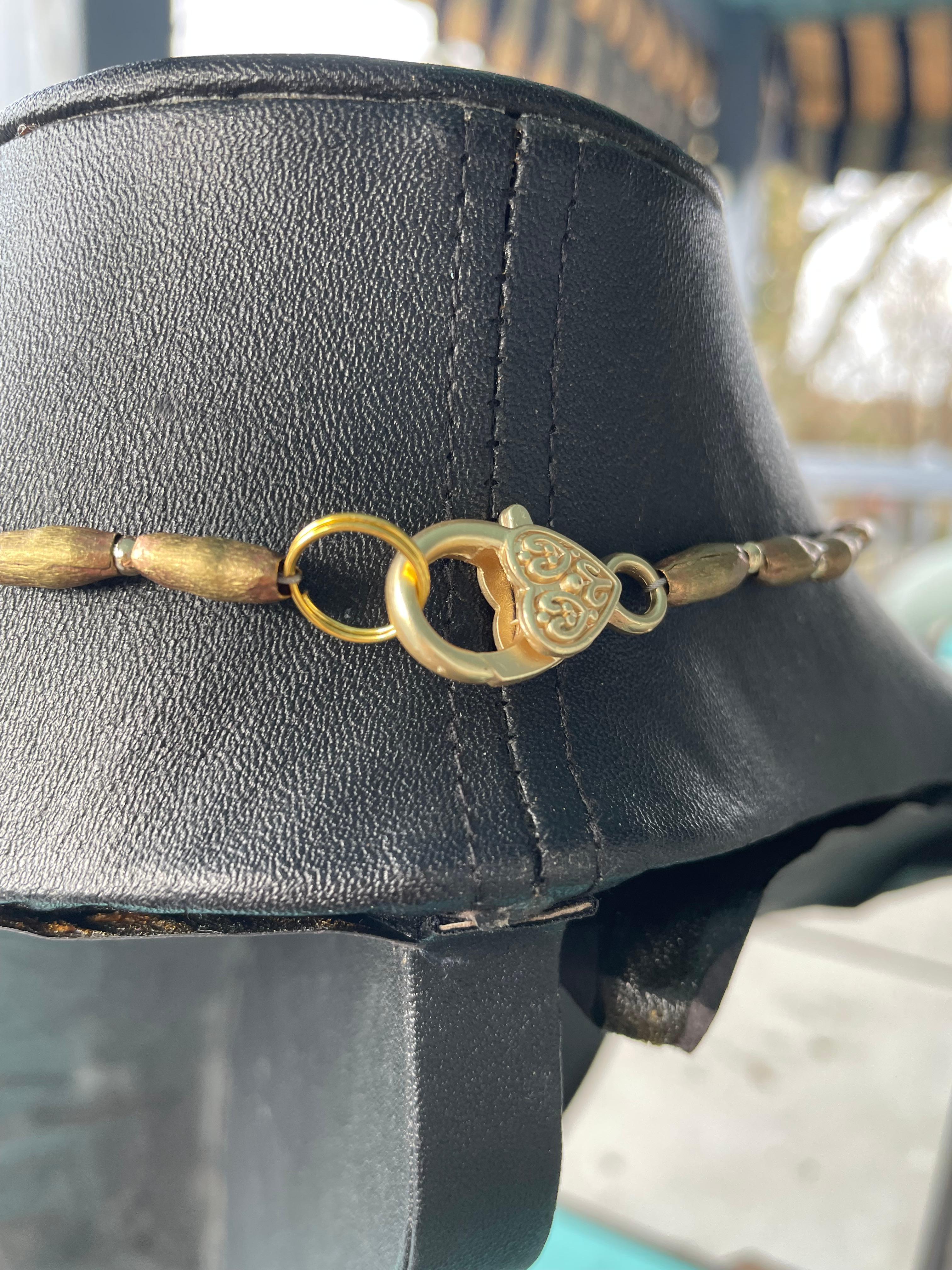 LB offre una collana in ottone con medaglione cesellato, leone tibetano, vetro veneziano e corniola in vendita 3