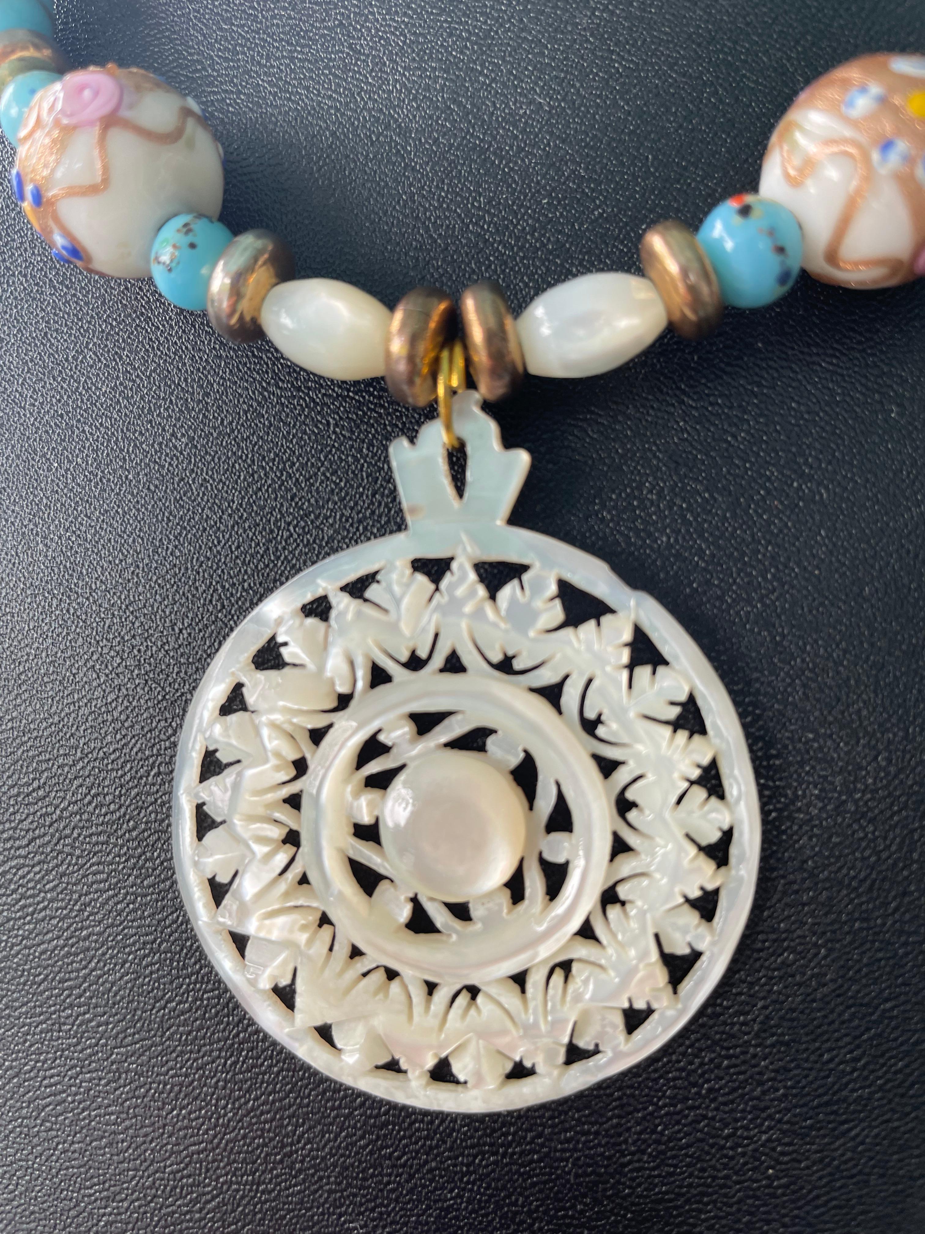 Lorraine's Bijoux bietet eine aufwendig handgeschnitzte Mandala-Halskette aus Perlmutt an. Vintage venezianische Hochzeitstorte weiße und rosa Perlen, blaue Hochzeitstorte Murano Perlen, klare mundgeblasene strukturierte Perlen, Perlmuttperlen,