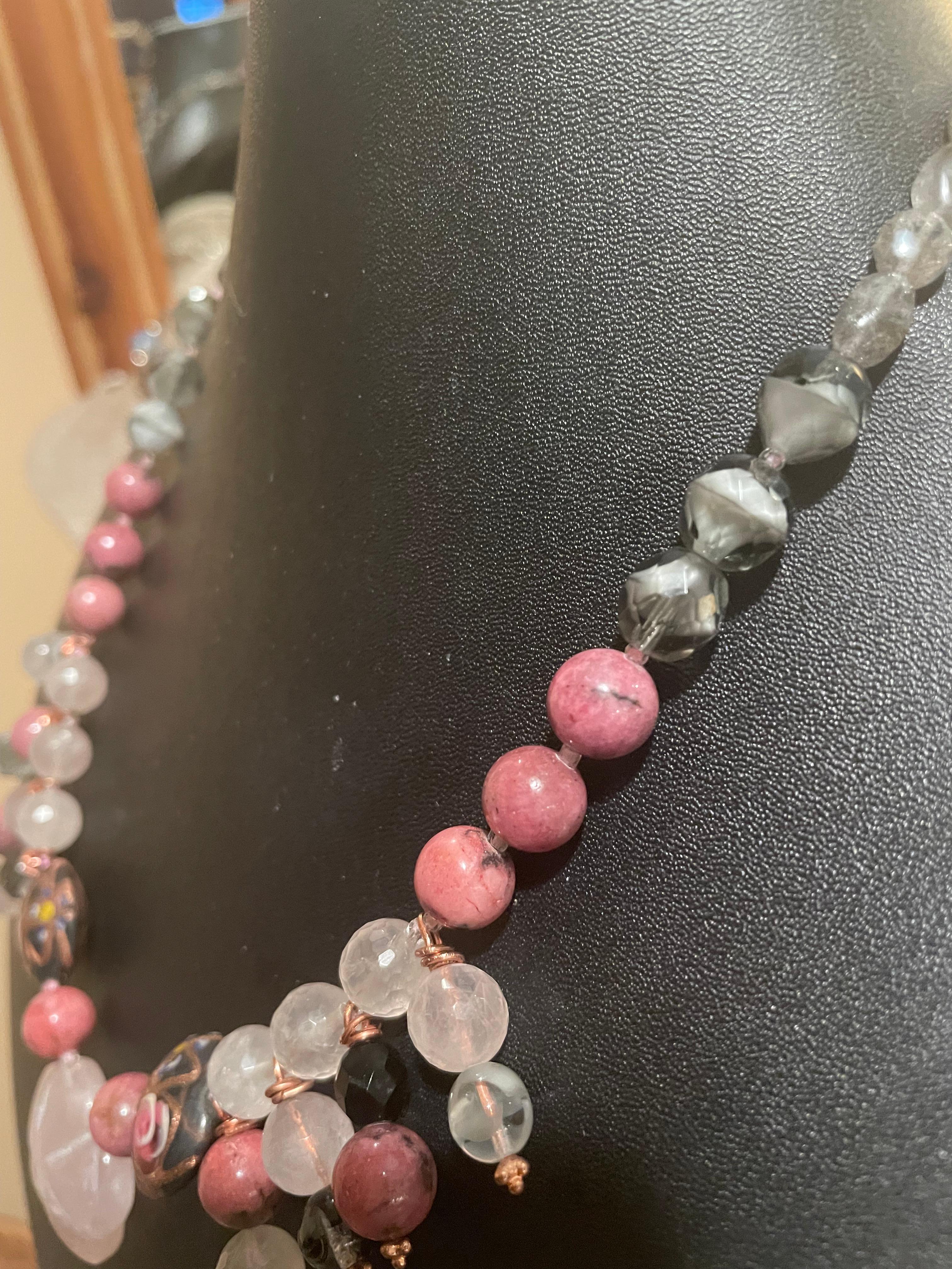 LB bietet geschnitzten Rosenquarz venezianischen Rhodochrosit Labradorit Glas Halskette im Angebot 5
