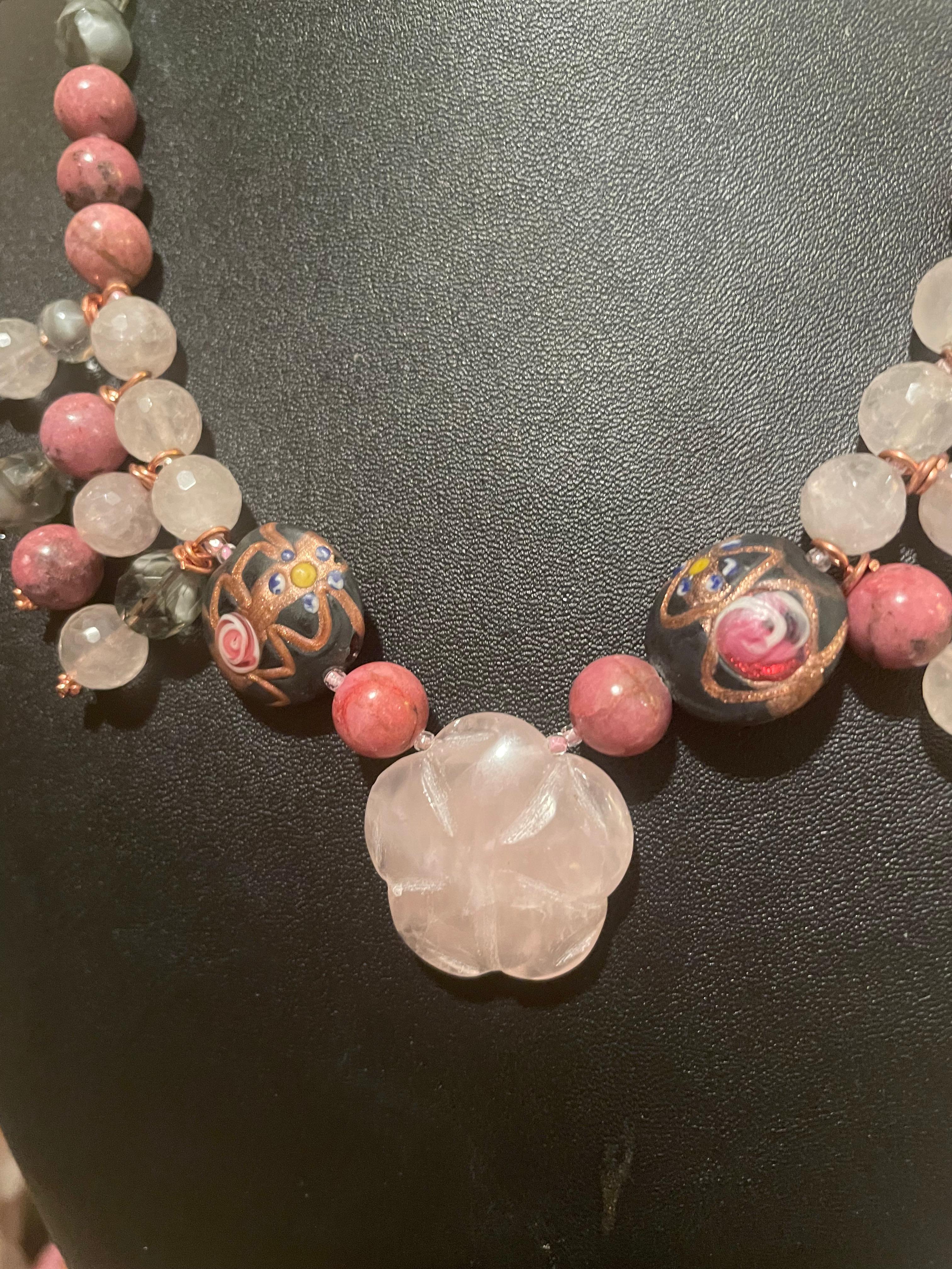 LB bietet geschnitzten Rosenquarz venezianischen Rhodochrosit Labradorit Glas Halskette (Art nouveau) im Angebot