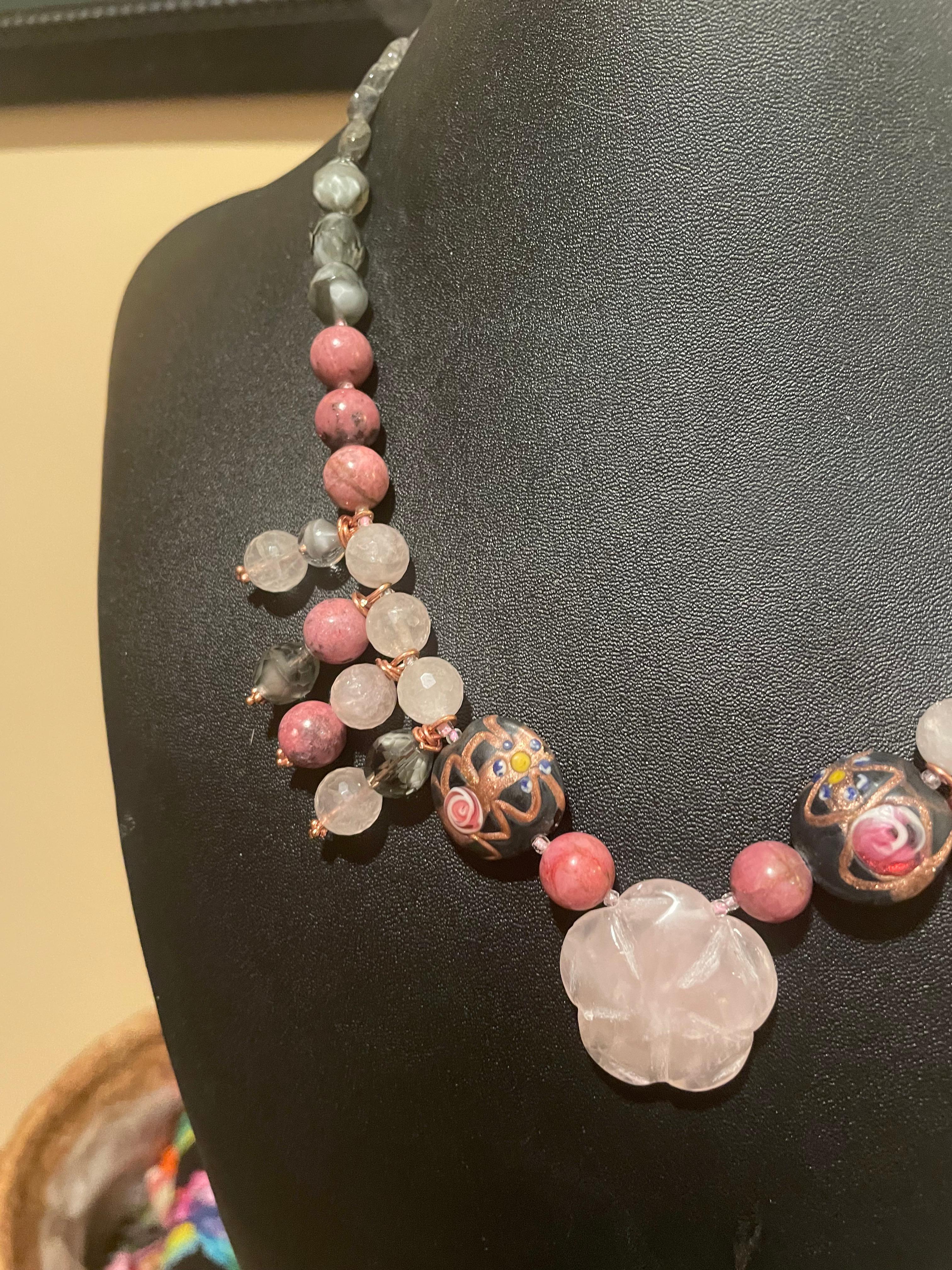 LB bietet geschnitzten Rosenquarz venezianischen Rhodochrosit Labradorit Glas Halskette (Perle) im Angebot