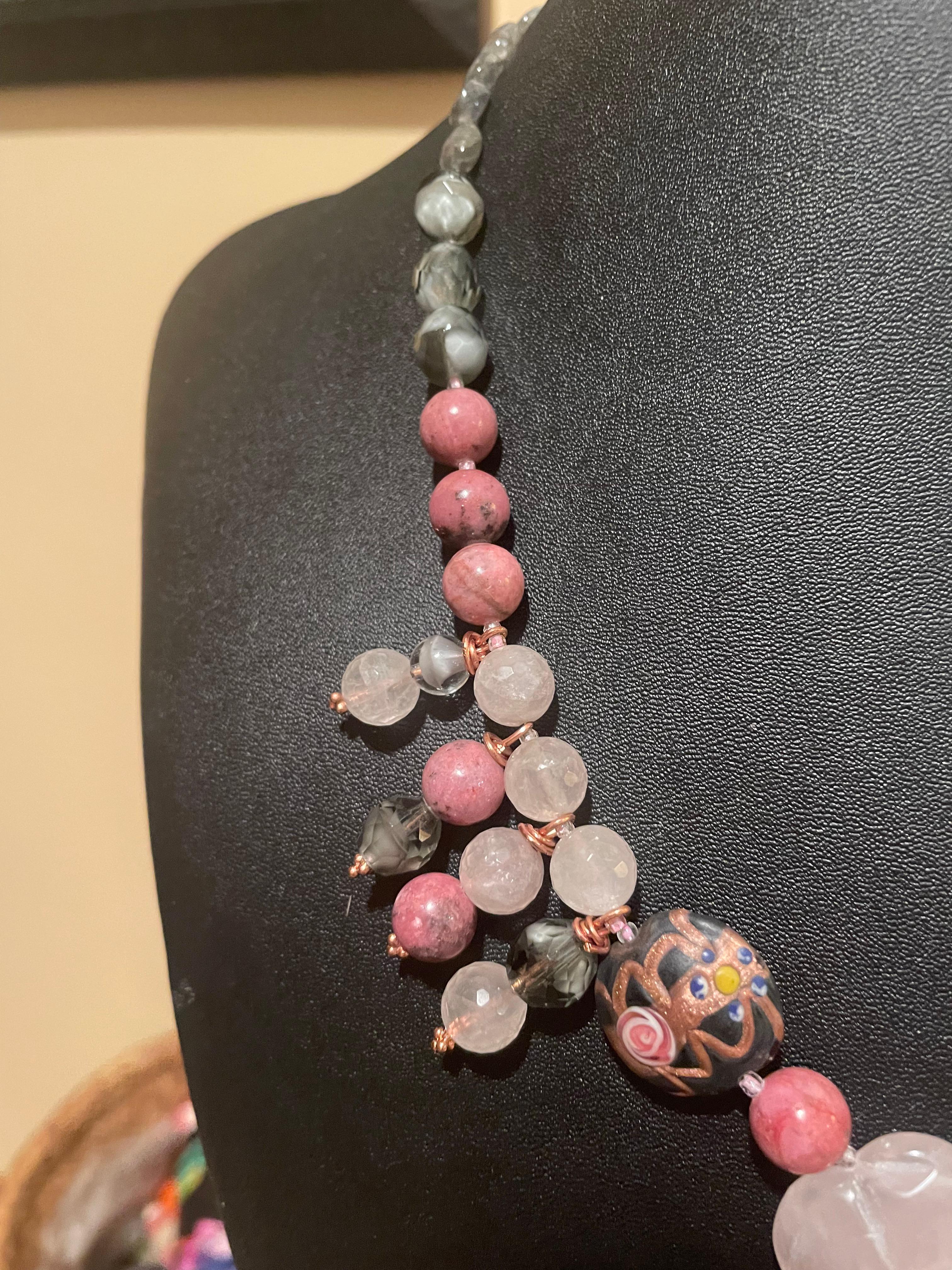 LB bietet geschnitzten Rosenquarz venezianischen Rhodochrosit Labradorit Glas Halskette im Zustand „Gut“ im Angebot in Pittsburgh, PA