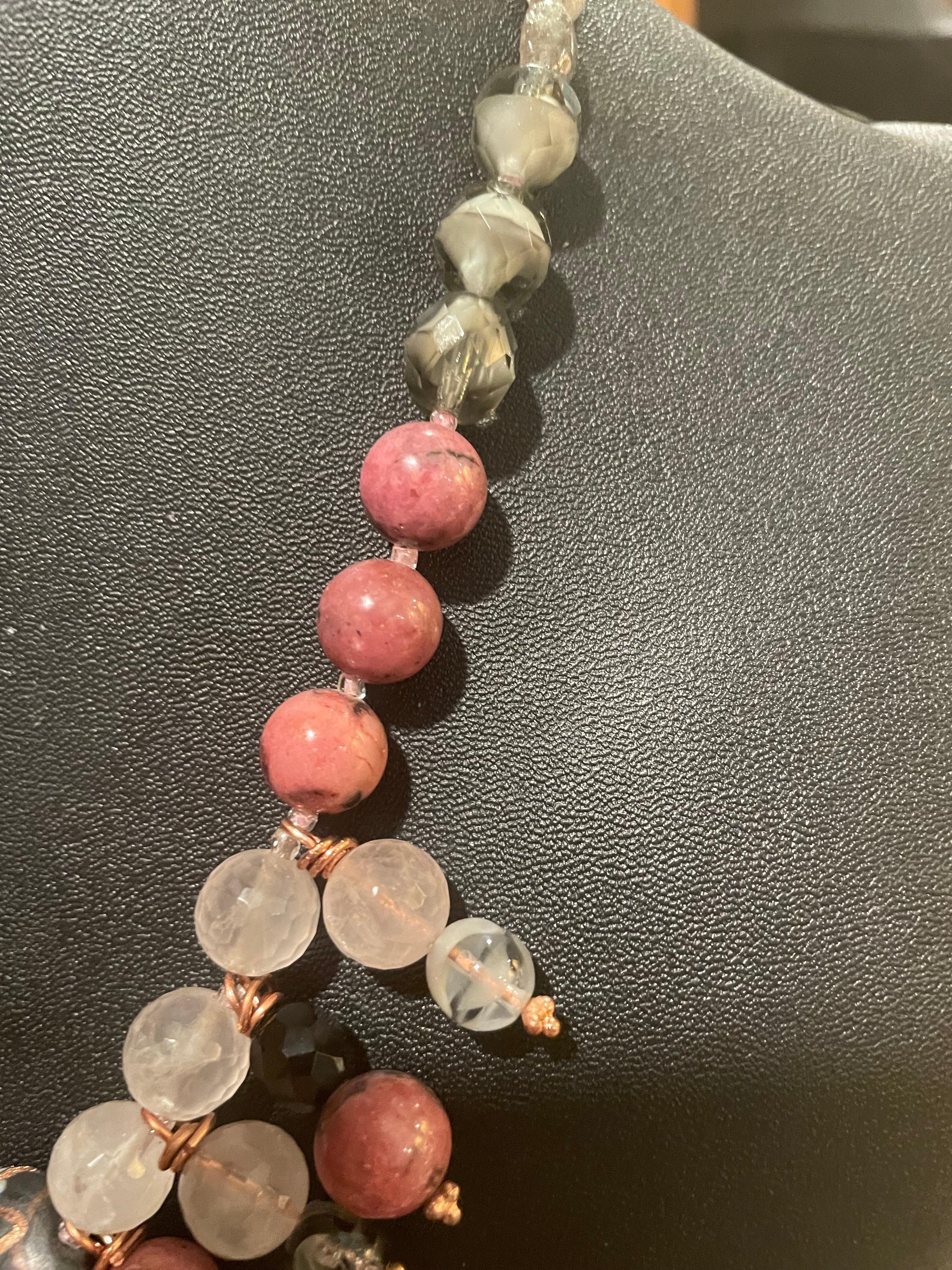 LB bietet geschnitzten Rosenquarz venezianischen Rhodochrosit Labradorit Glas Halskette im Angebot 1