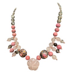 LB offre una collana di vetro con quarzo rosa intagliato, rodocrosite veneziana e labradorite