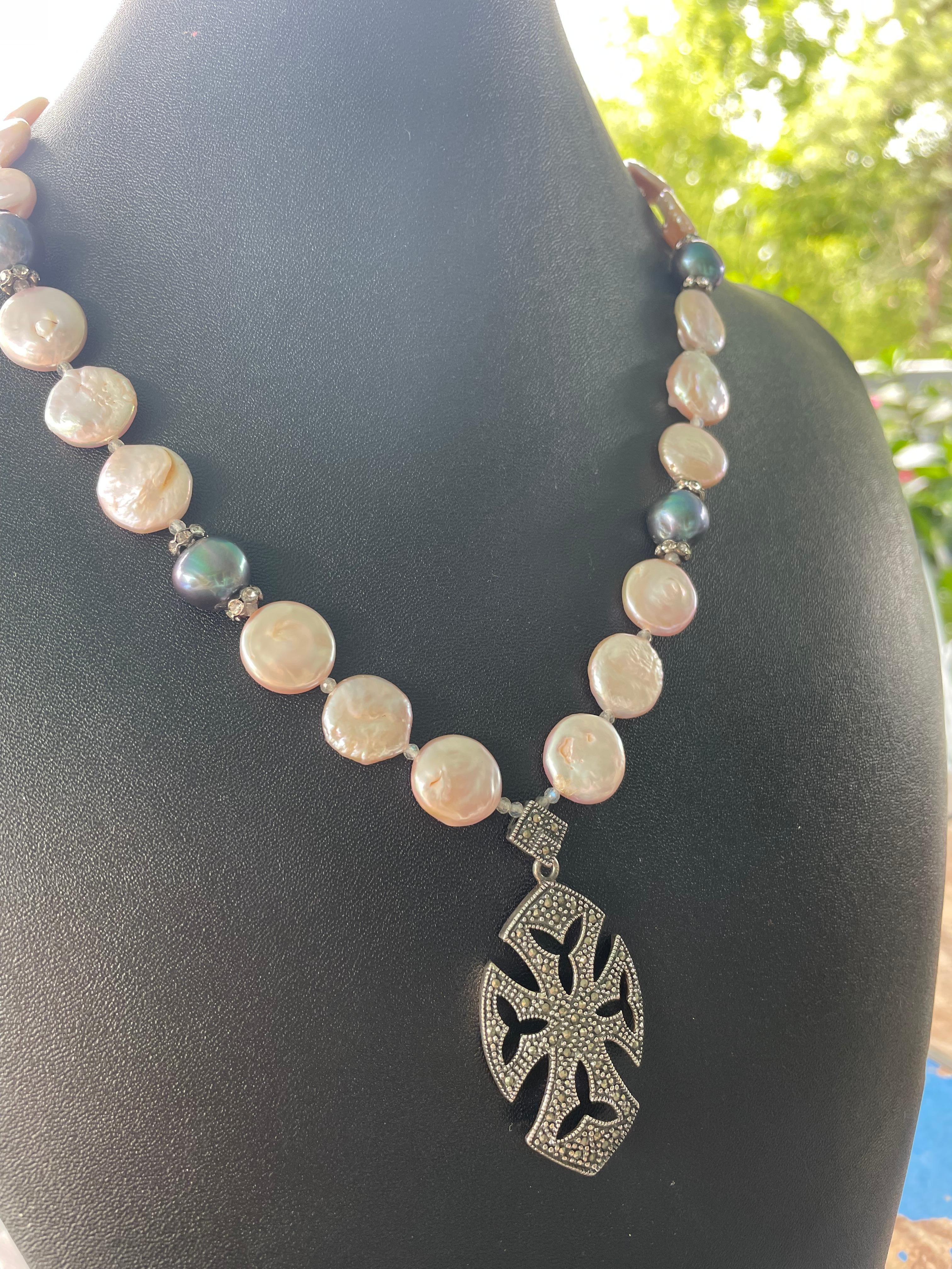 LB offre un ciondolo Cloisonné cinese, una collana di perle d'ottone di vetro francese veneziano in vendita 5