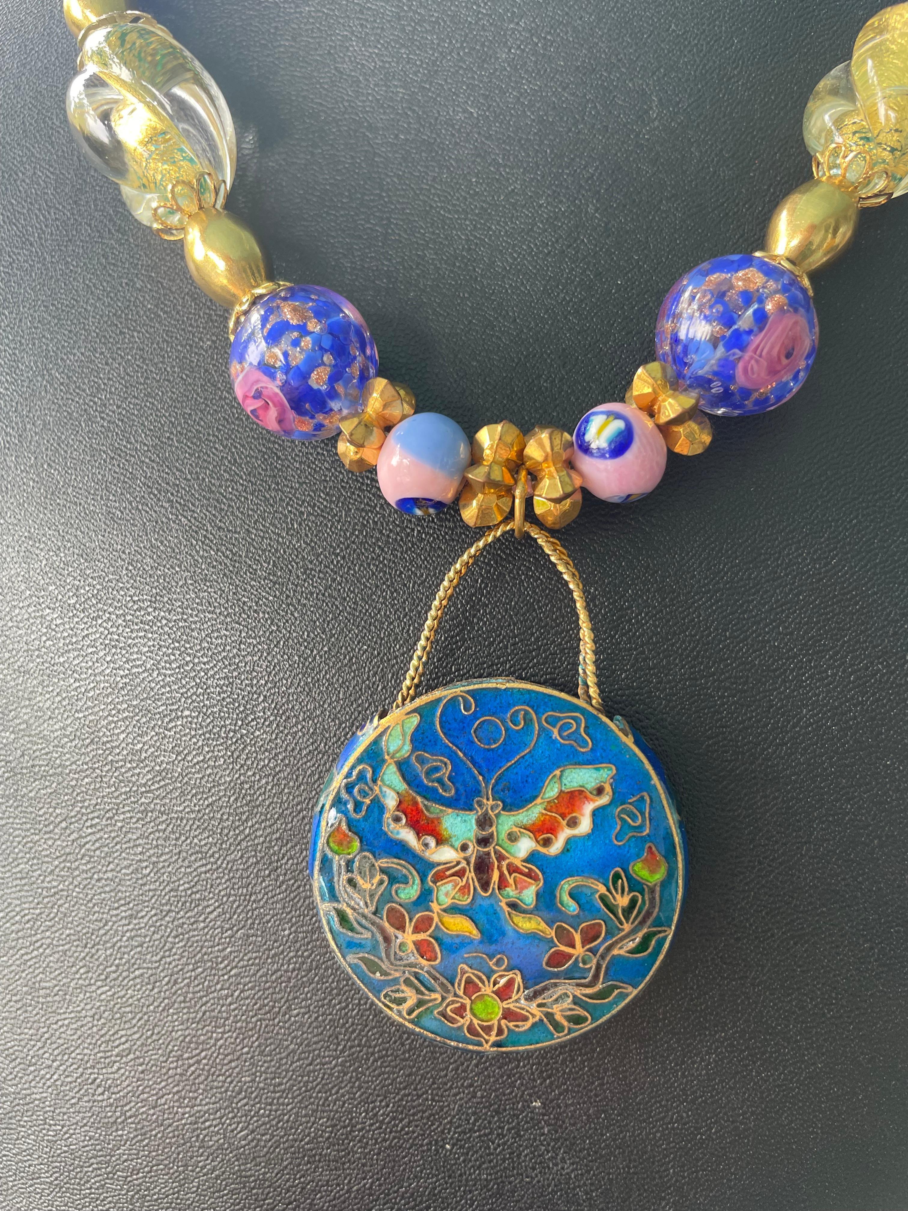 Lorraines' Bijoux propone una collana vintage in smalto cinese Cloisonné con fiori e farfalle. Grandi perle in vetro veneziano color oro, perle veneziane blu e rosa vintage, piccole perle in vetro veneziano rosa Mille Fiore aggiungono ancora più