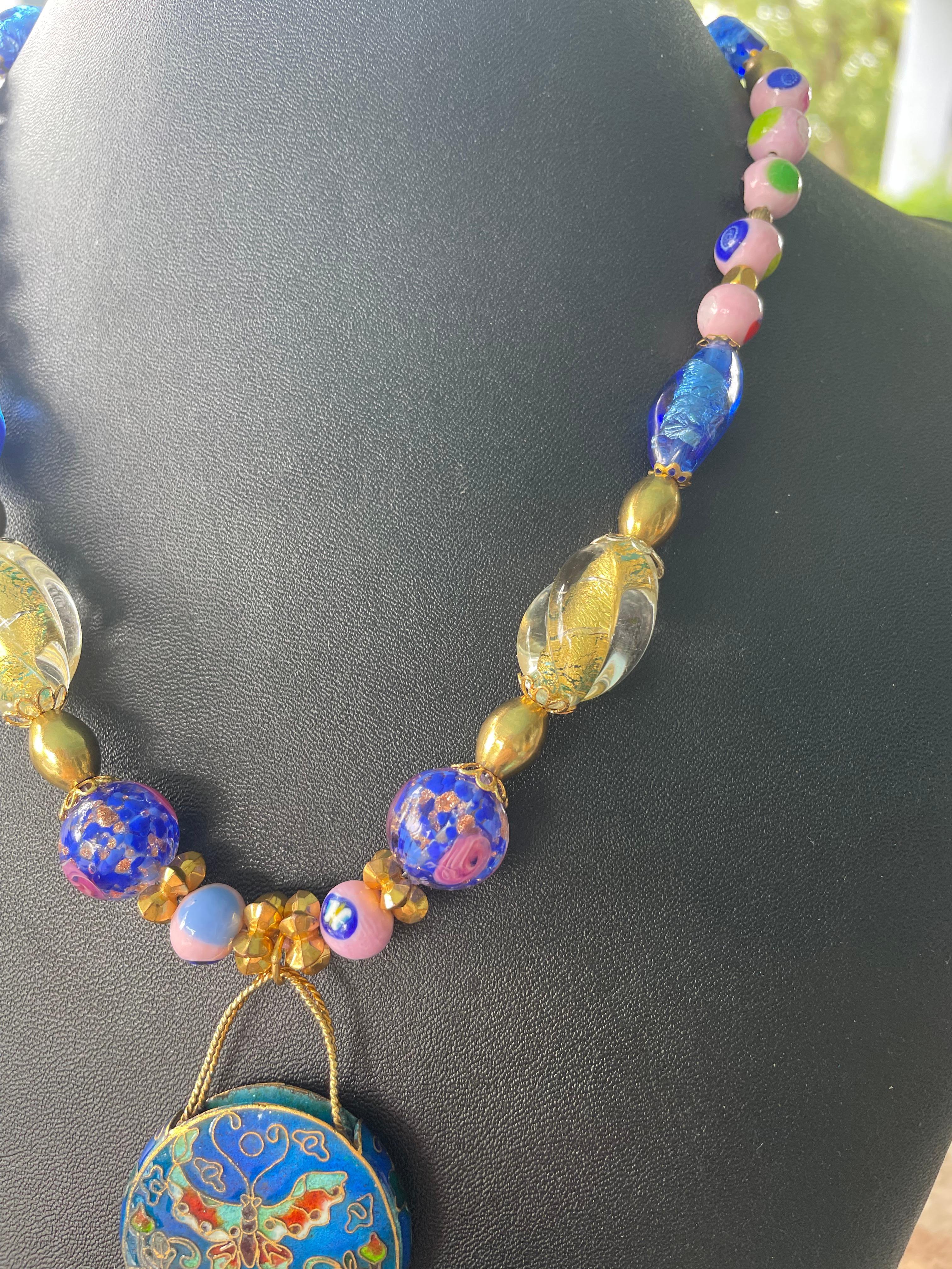 Art Nouveau LB offre un ciondolo Cloisonné cinese, una collana di perle d'ottone di vetro francese veneziano in vendita