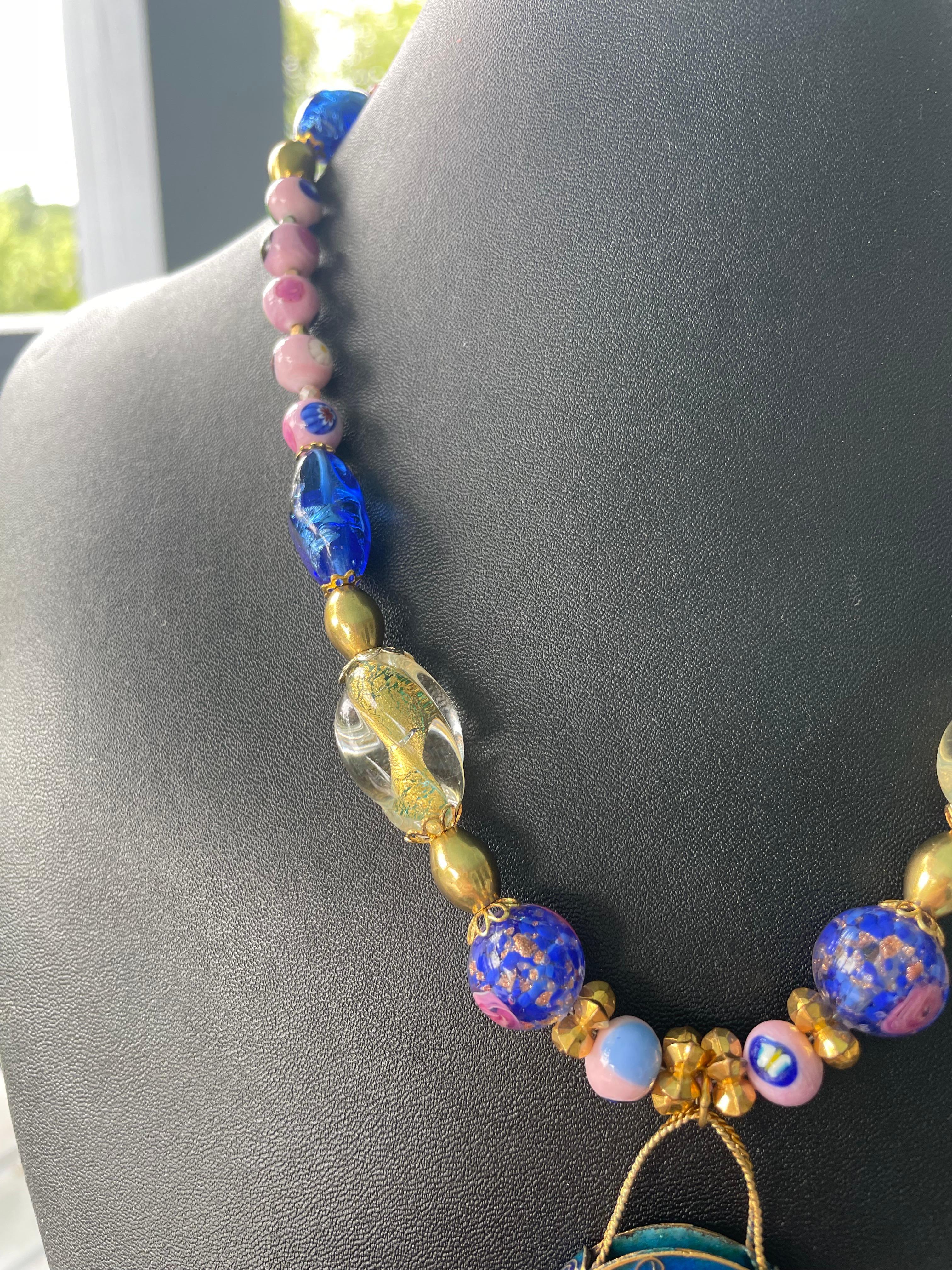 LB offre un ciondolo Cloisonné cinese, una collana di perle d'ottone di vetro francese veneziano In condizioni buone in vendita a Pittsburgh, PA