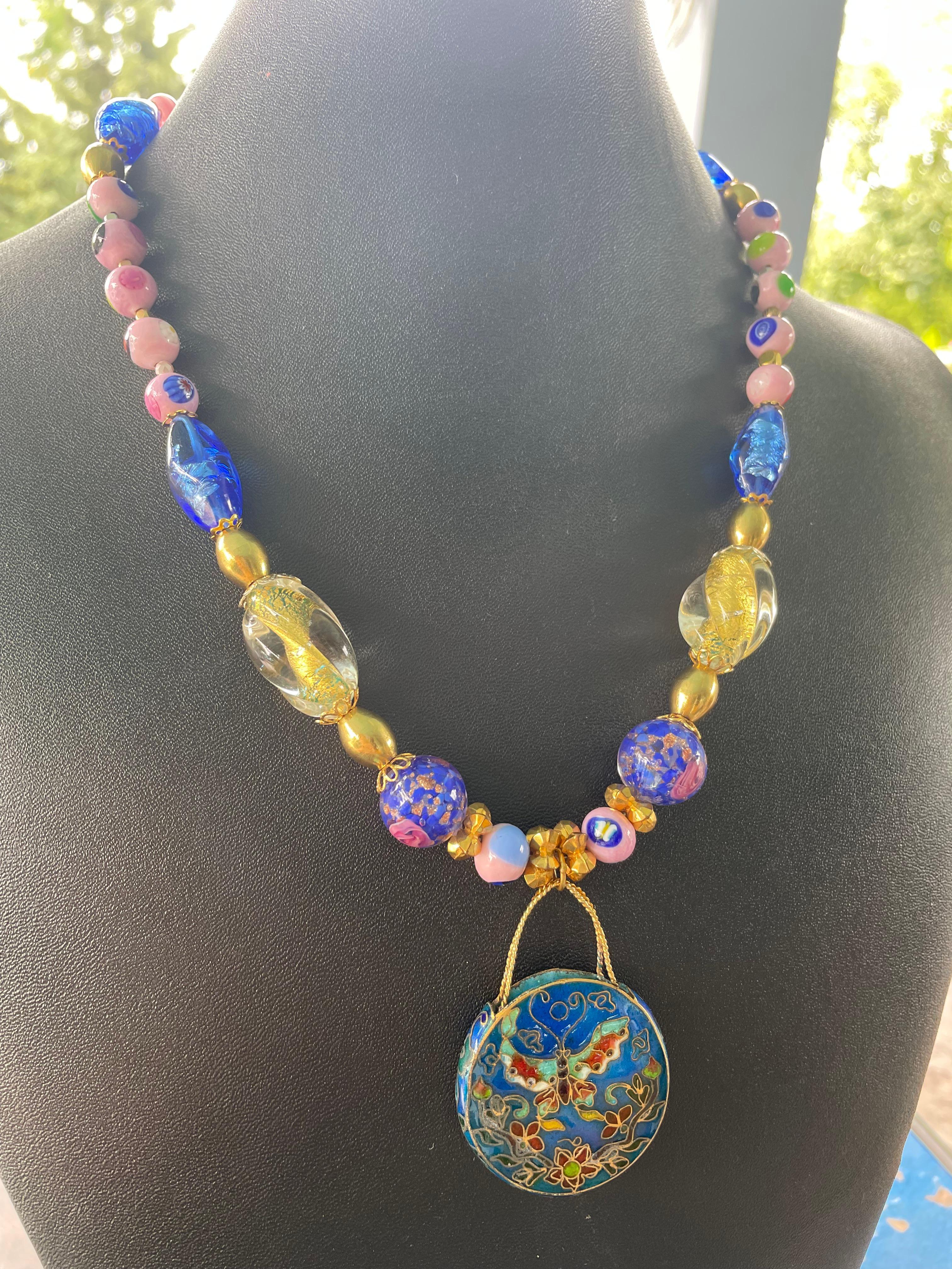 da uomo o donna LB offre un ciondolo Cloisonné cinese, una collana di perle d'ottone di vetro francese veneziano in vendita