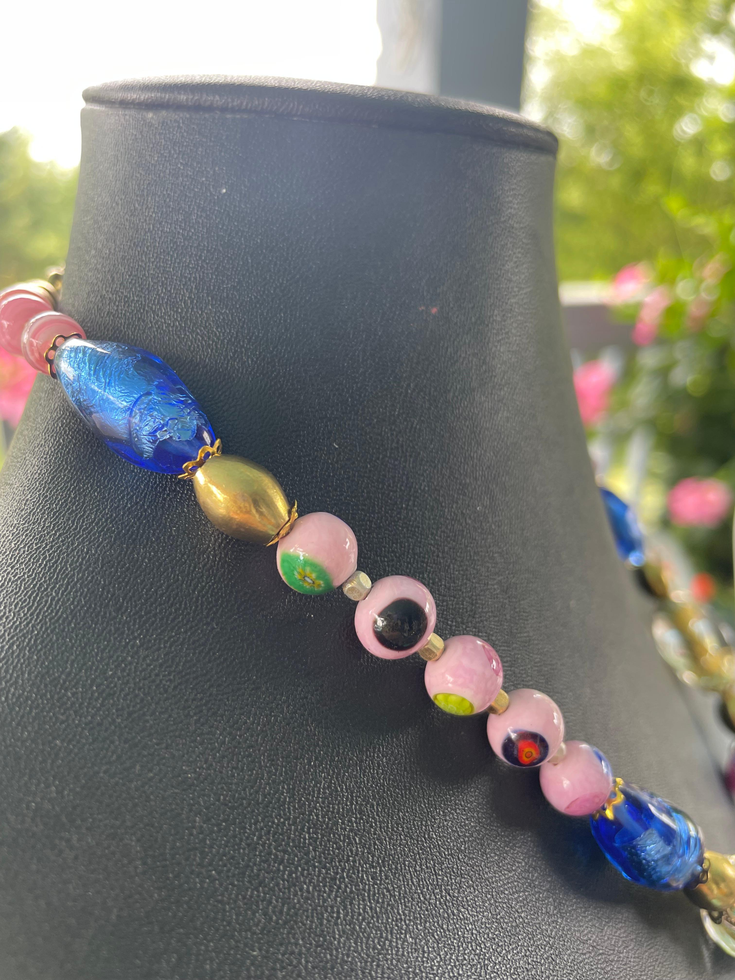 LB offre un ciondolo Cloisonné cinese, una collana di perle d'ottone di vetro francese veneziano in vendita 1