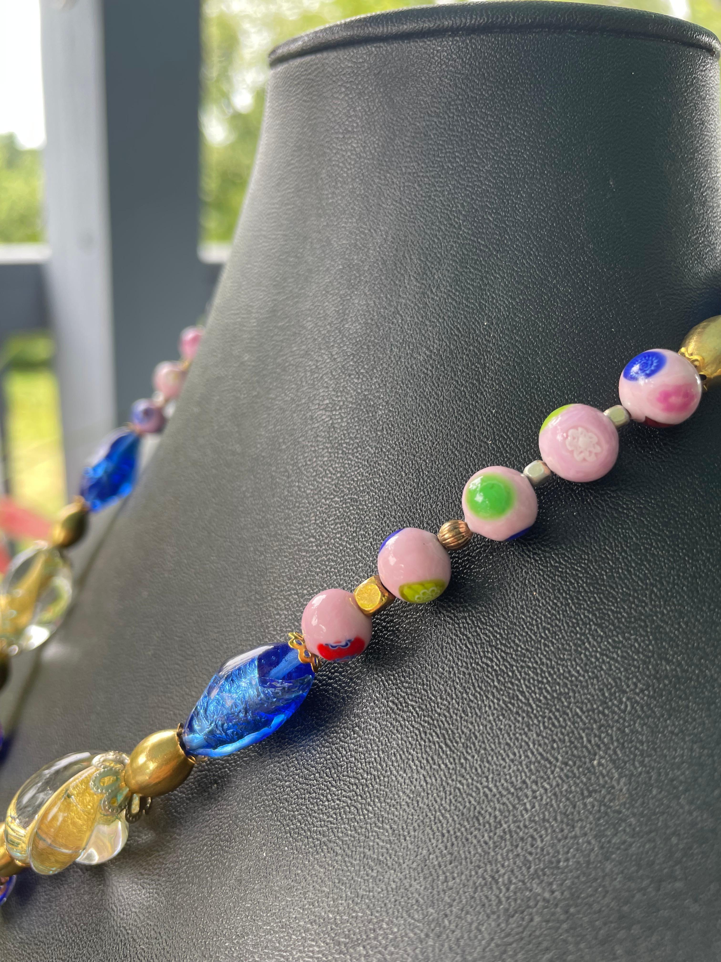 LB offre un ciondolo Cloisonné cinese, una collana di perle d'ottone di vetro francese veneziano in vendita 2