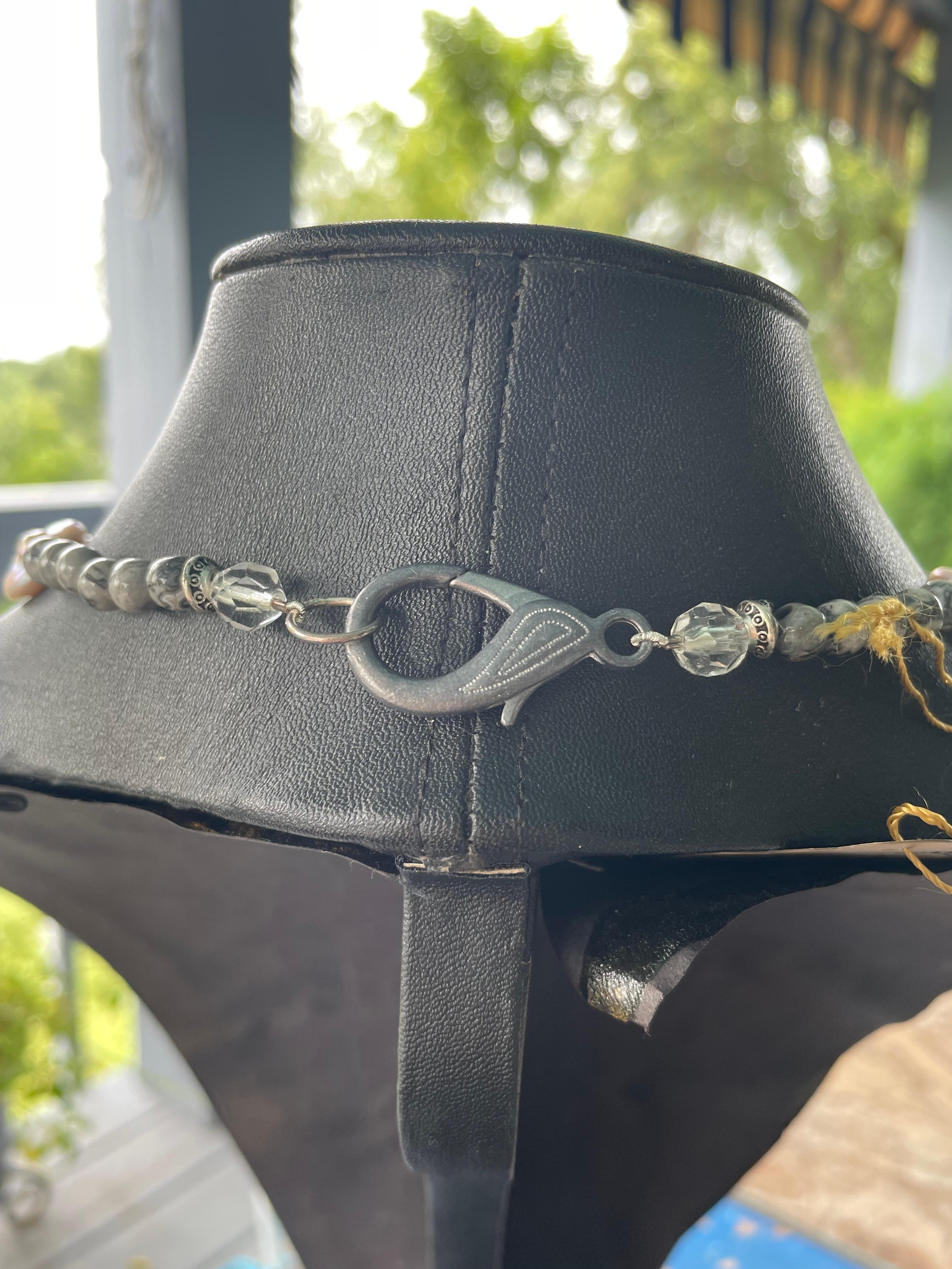 LB offre un ciondolo Cloisonné cinese, una collana di perle d'ottone di vetro francese veneziano in vendita 4