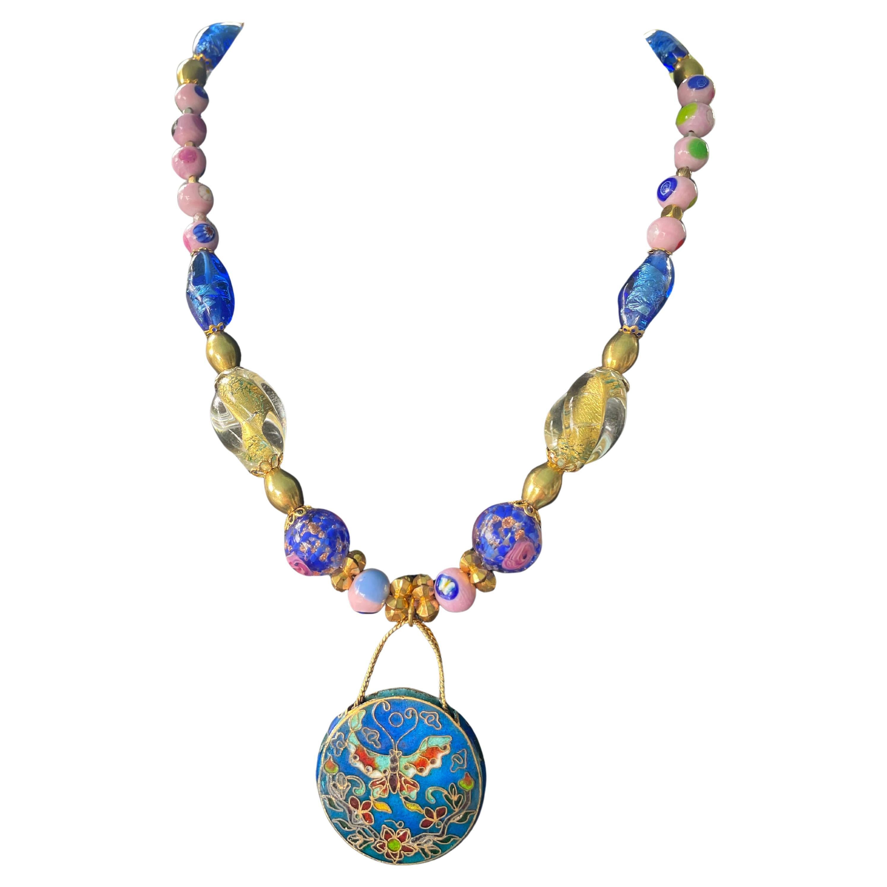 LB offre un ciondolo Cloisonné cinese, una collana di perle d'ottone di vetro francese veneziano in vendita
