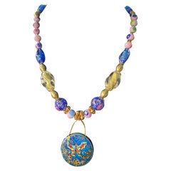 LB offre un ciondolo Cloisonné cinese, una collana di perle d'ottone di vetro francese veneziano