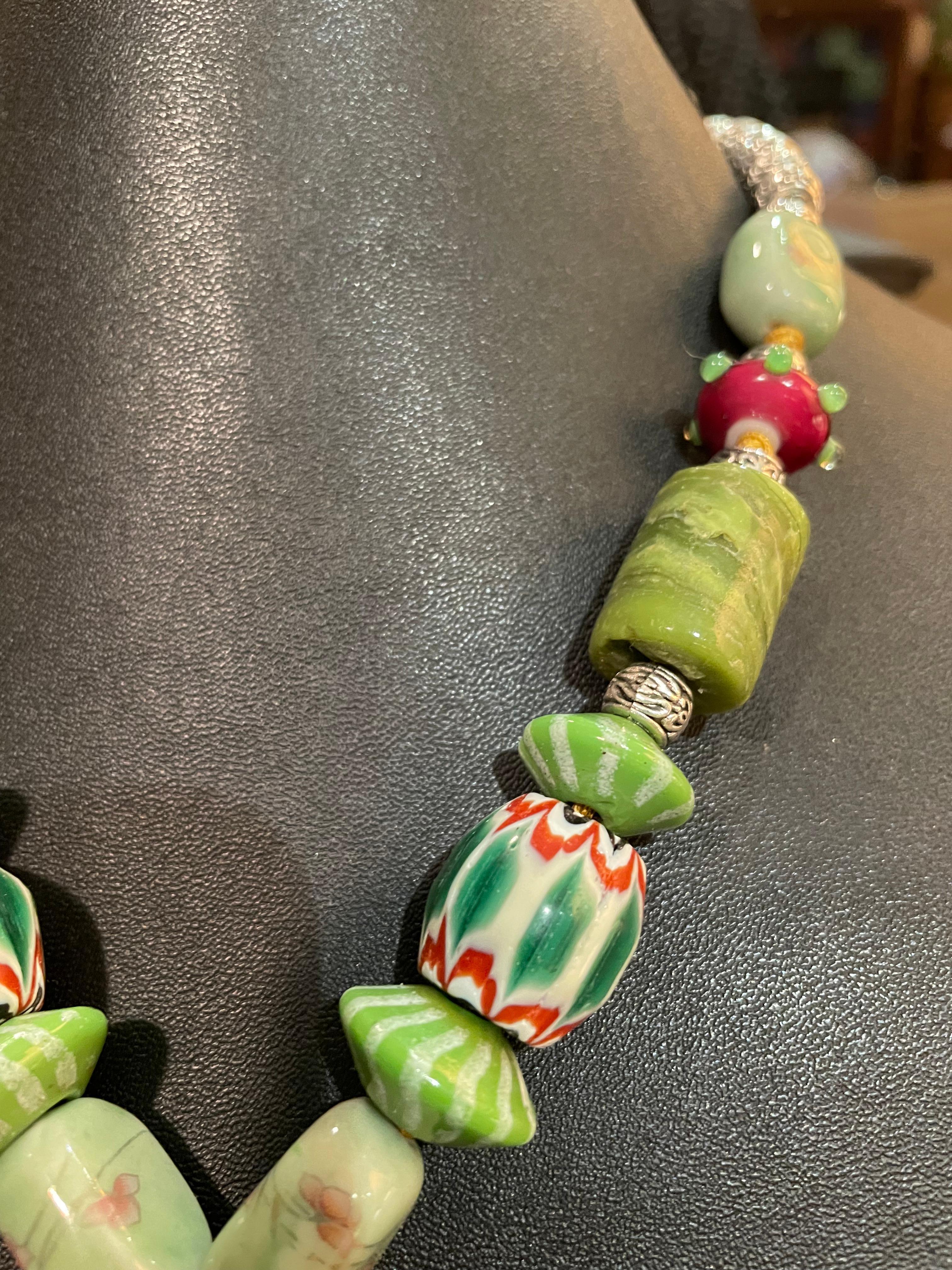 LB offers Chinese Jade Carved Dragon pendant Venetian glass Agate Necklace In Good Condition In Pittsburgh, PA