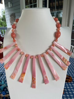 LB propone una collana vintage con conchiglie, lance, corallo intagliato, resina, argento sterling e agata