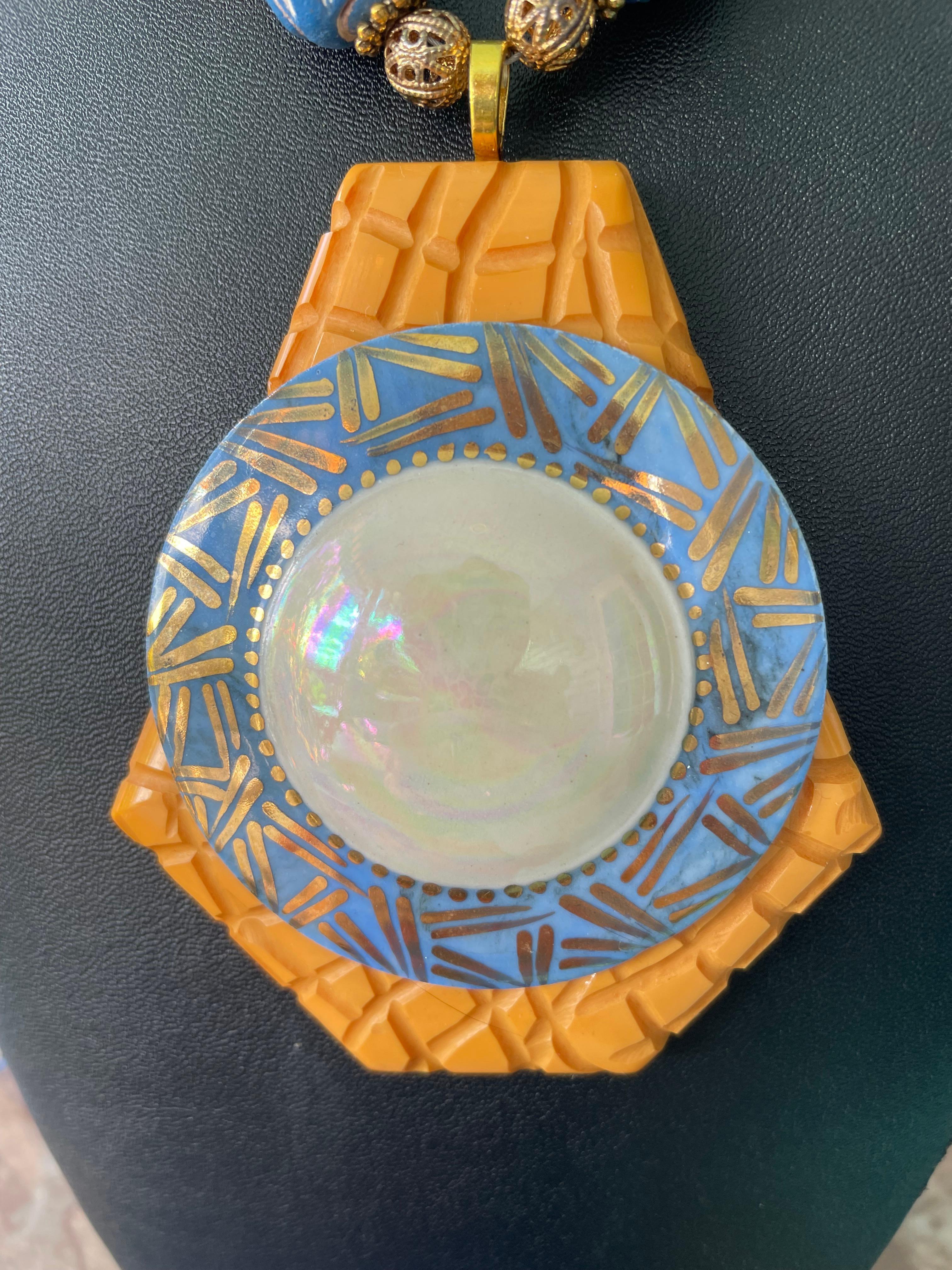 Lorraines' Bijoux propone una collana centrotavola in stile Art Déco con fibbia in bachelite vintage.
Le perle africane in argilla blu, le perle tibetane 
