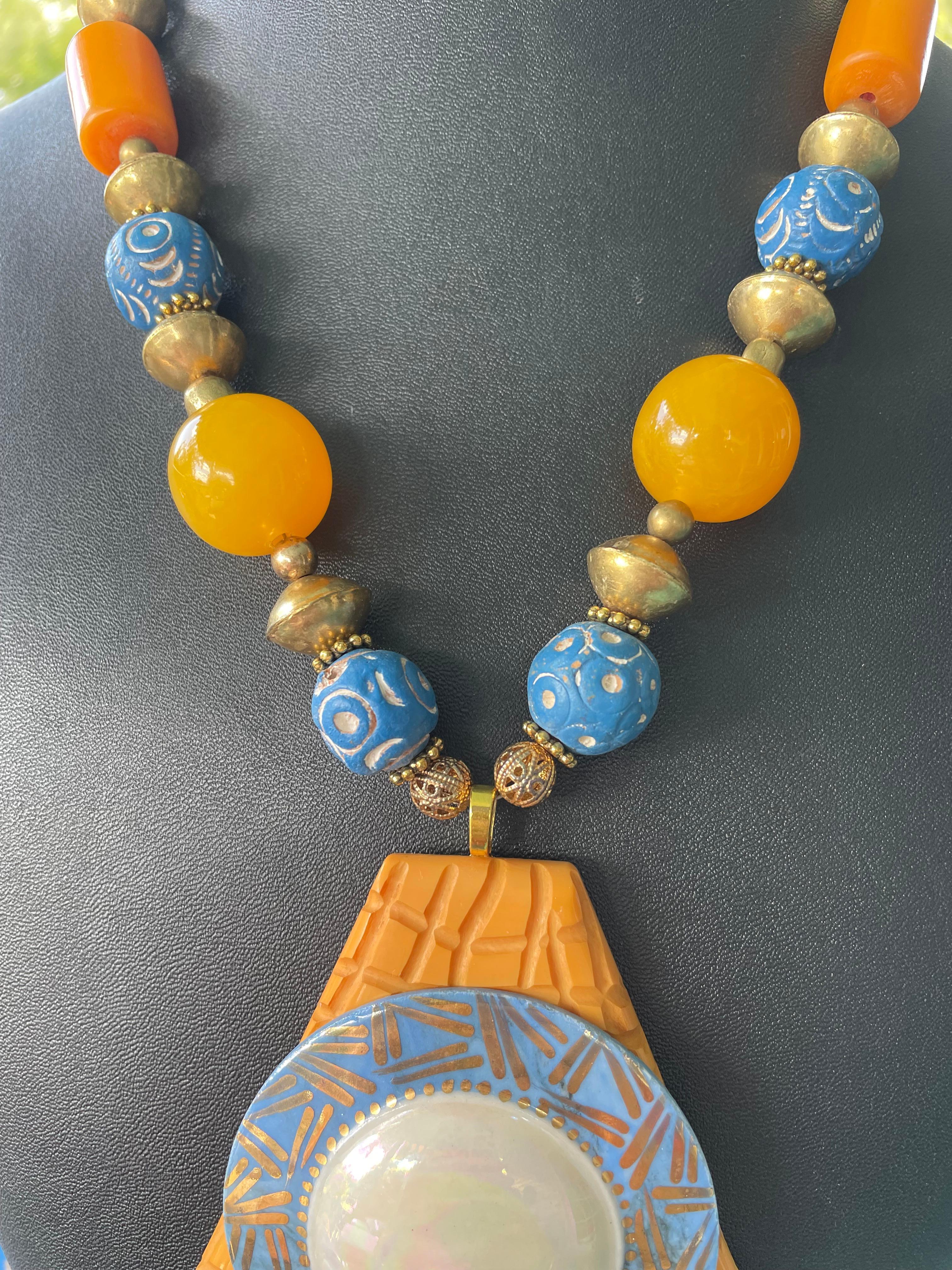 Art Déco LB offre una collana di argilla africana in stile Deco in bachelite lustrata tibetana 