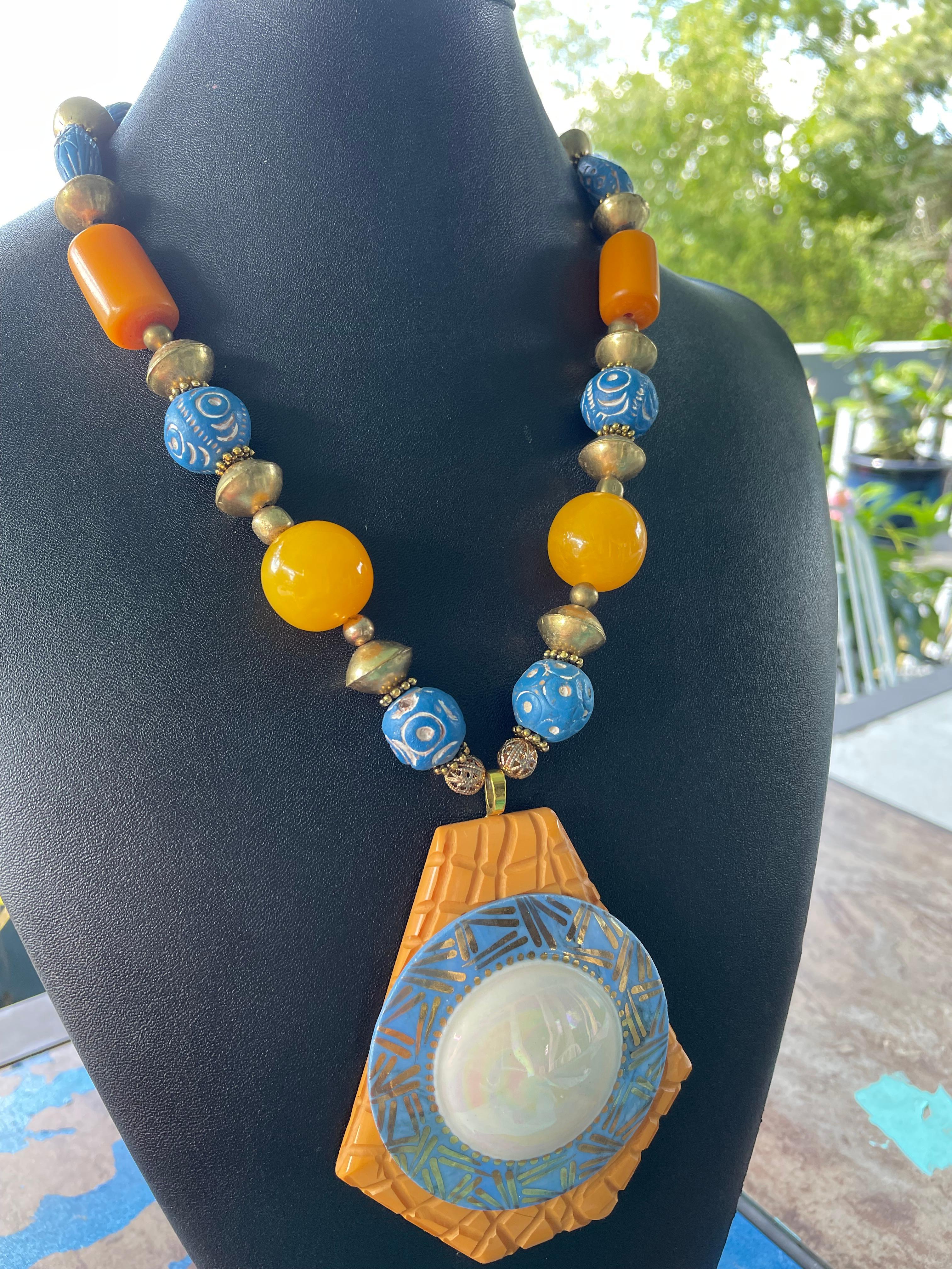 LB offre una collana di argilla africana in stile Deco in bachelite lustrata tibetana 